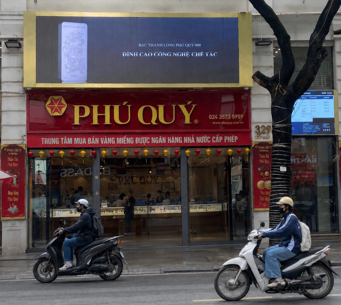 Cửa hàng Phú Quý số 329 Cầu Giấy (Hà Nội) lúc 10h30 sáng nay