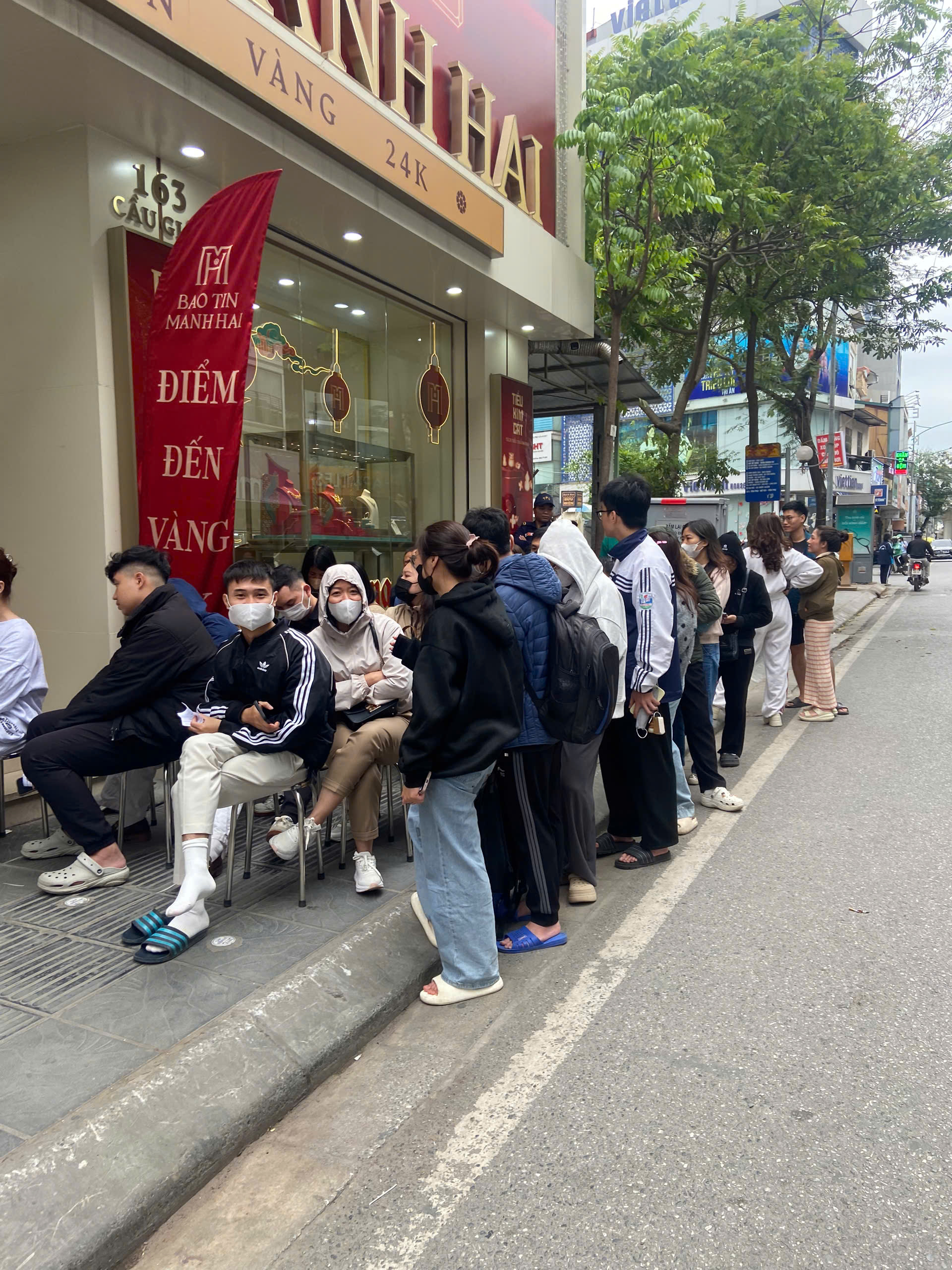 Tình hình tương tự với cửa hàng Bảo Tín Mạnh Hải ở cơ sở Cầu Giấy. Ngày 3/3, người xếp hàng mua vàng ngồi kín vỉa hè