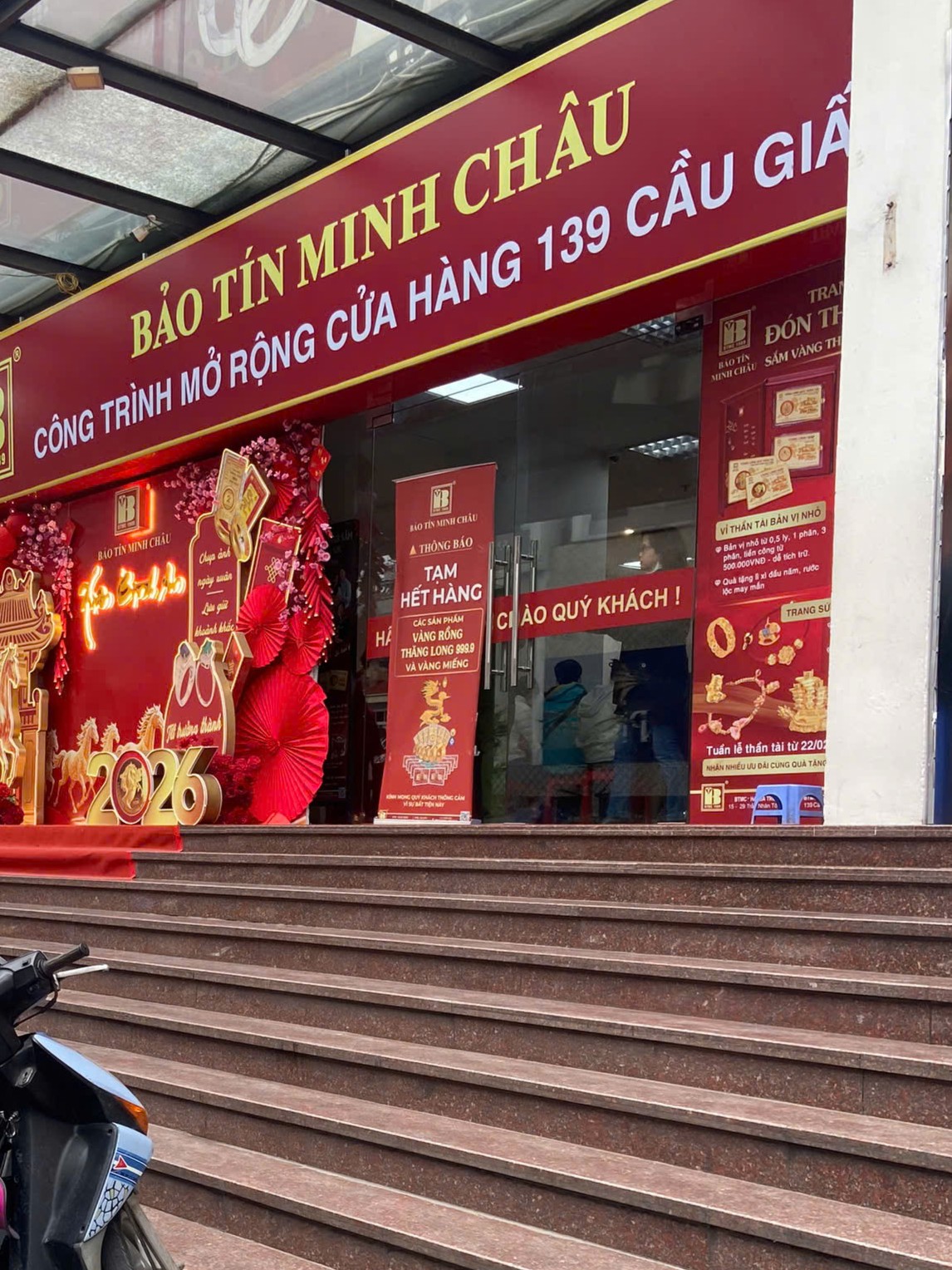 Hôm 3/3, Bảo Tín Minh Châu dừng nhận khách đến giao dịch từ khoảng 11h trưa vì lượng khách quá đông, ngồi kín 1 hội trường