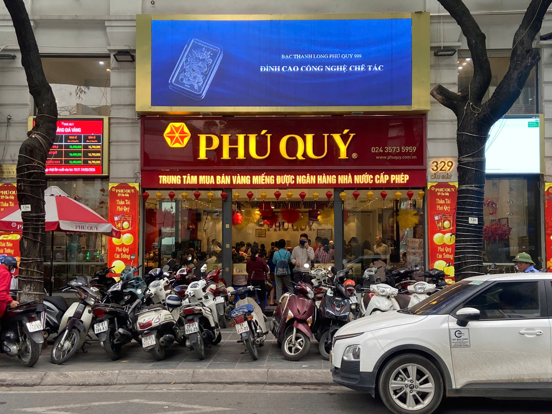Hôm 3/3 - khi giá vàng 18,9 triệu đồng 1 chỉ, cảnh tượng tại cửa hàng Phú Quý số 329 Cầu Giấy lại đông đúc hơn hẳn hôm nay