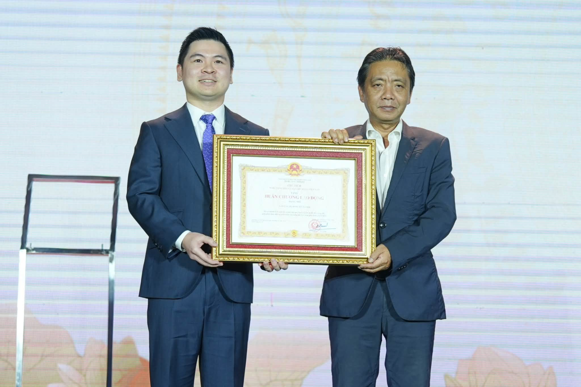 Thứ trưởng Bộ Văn hóa, Thể thao và Du lịch Hoàng Đạo Cương đã trao tặng Huân chương Lao động hạng Nhì cho CLB Hà Nội