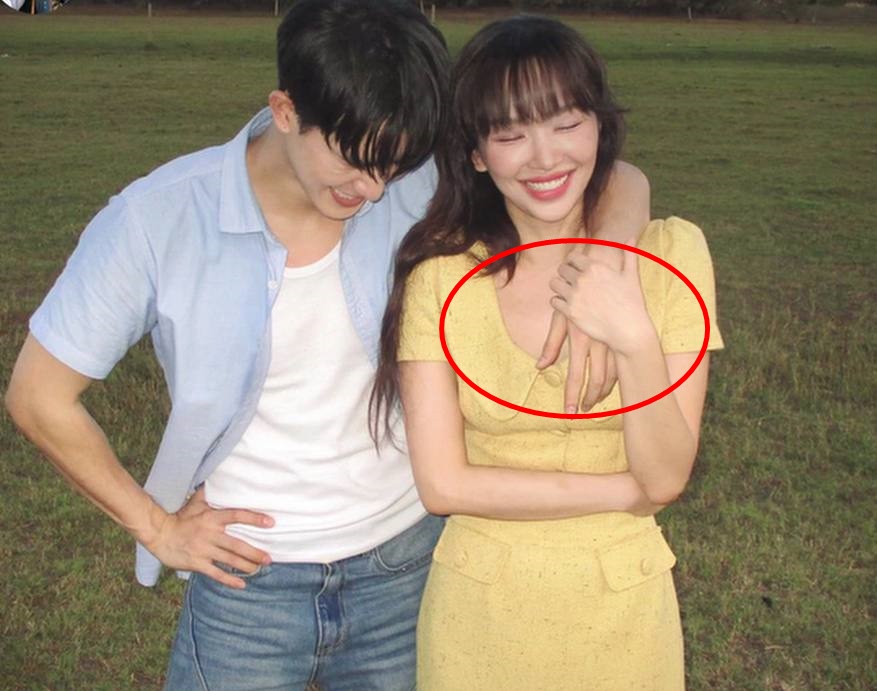 Trần Ngọc Vàng bị soi bàn tay như đặt ở vị trí nhạy cảm trên người Tóc Tiên, ai nhìn cũng đỏ mặt