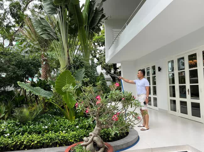 Cả nhà sống trong căn biệt thự cao cấp, bề thế