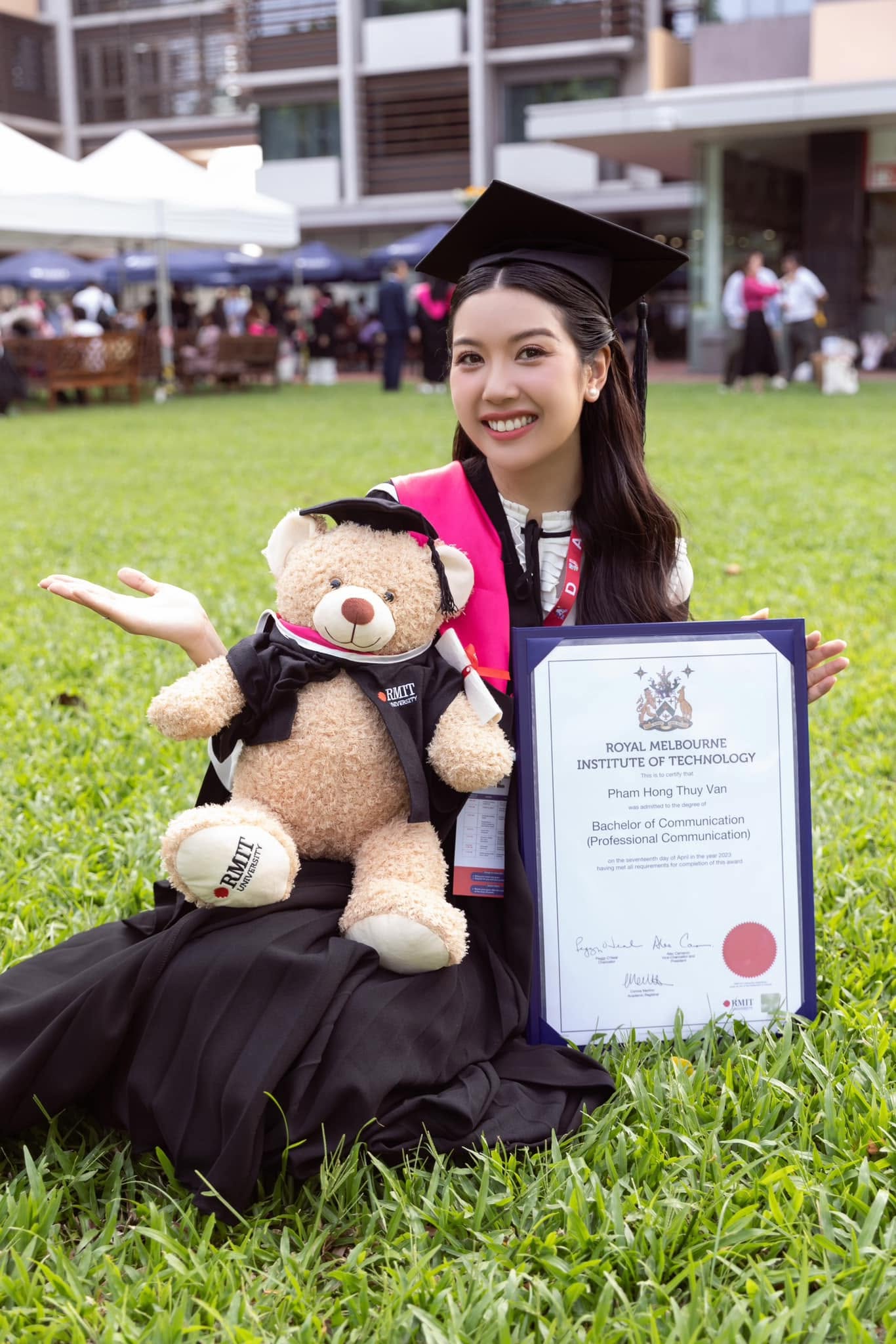 Ở tuổi 30, Thúy Vân tốt nghiệp đại học RMIT
