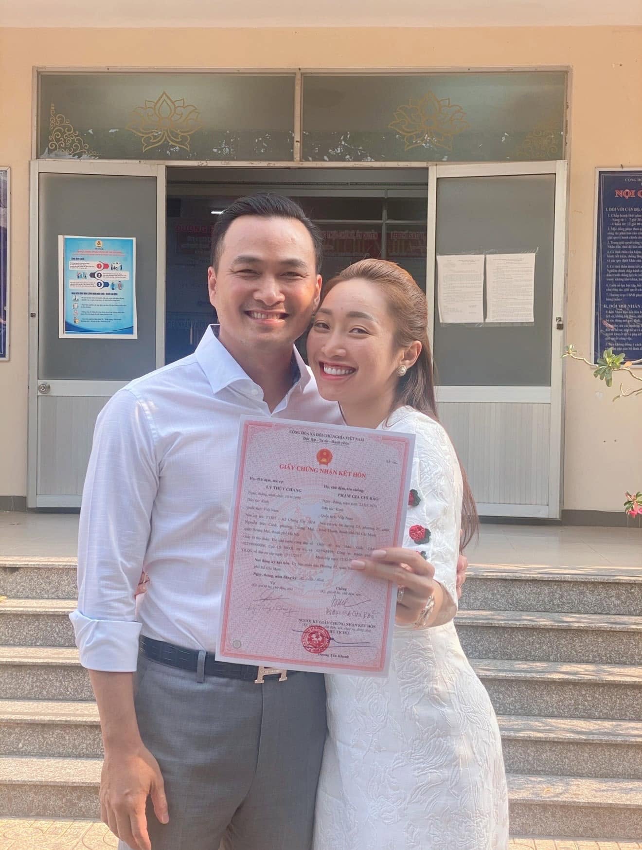 Cặp đôi đã đăng ký kết hôn và chào đón 2 em bé