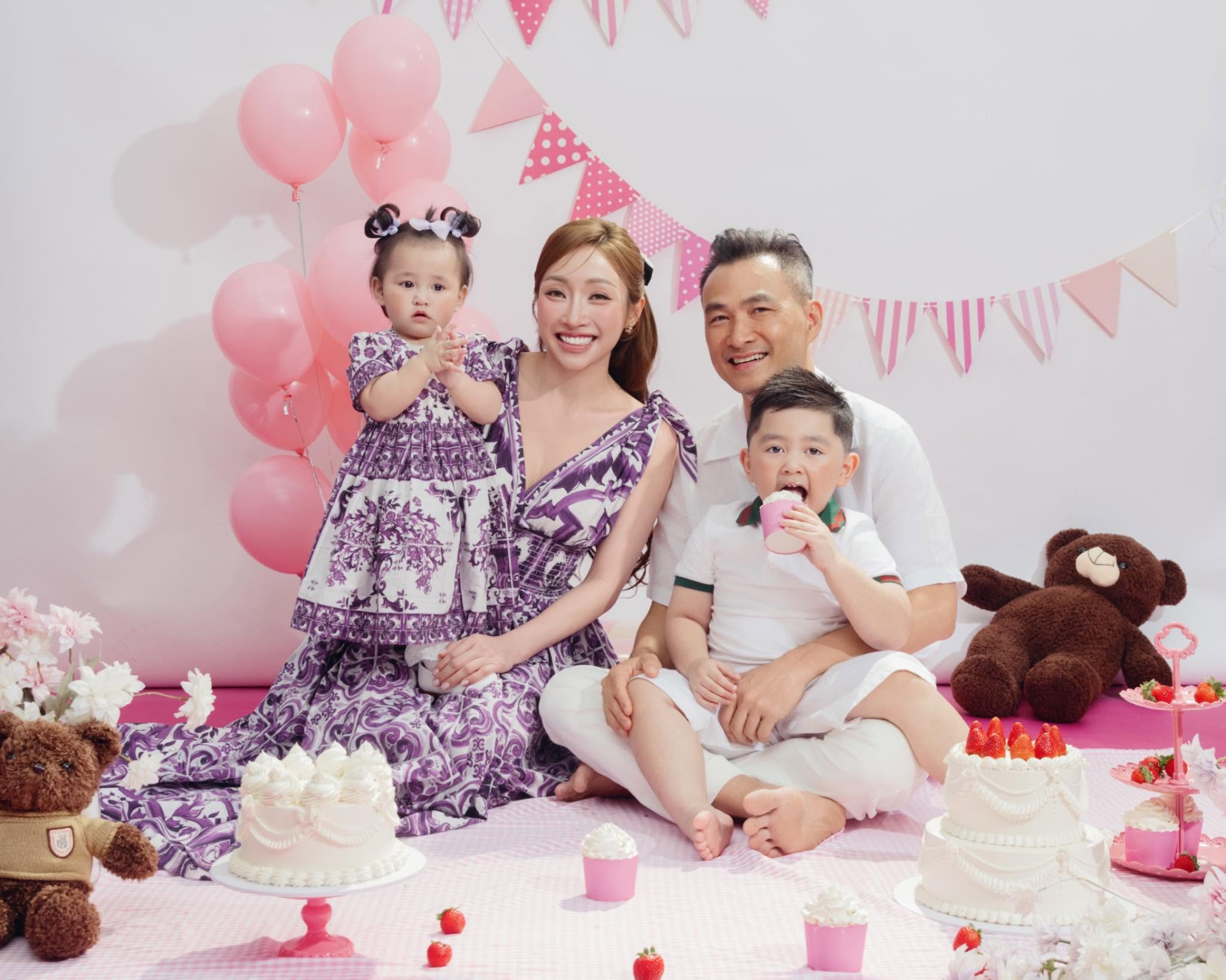 Nhiều người mong chờ chứng kiến hôn lễ của cặp đôi