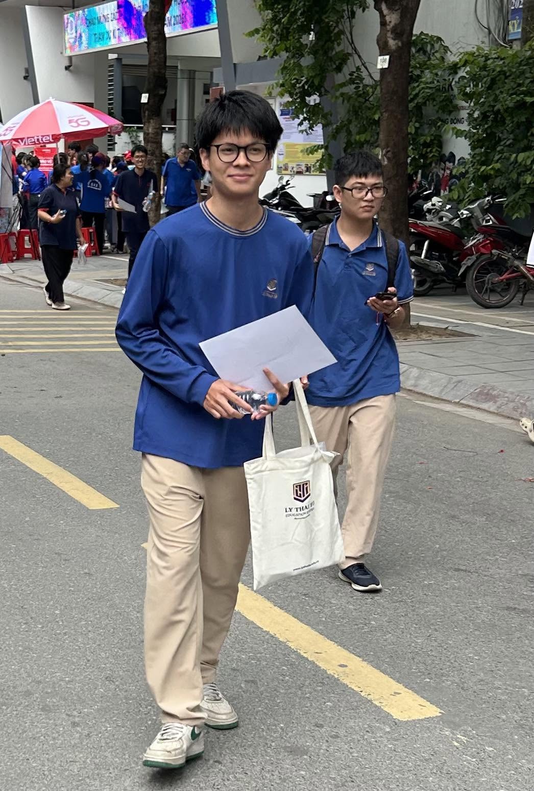 Sau khi thi xong môn Văn, Trần Bờm muốn ăn bún đậu mắm tôm nhưng bị bố ngăn cản vì sợ món dễ ảnh hưởng tiêu hóa