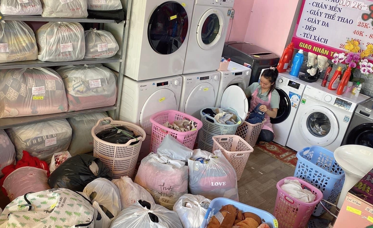 Vì sao quần áo giặt ở nhà không thơm như ở tiệm?