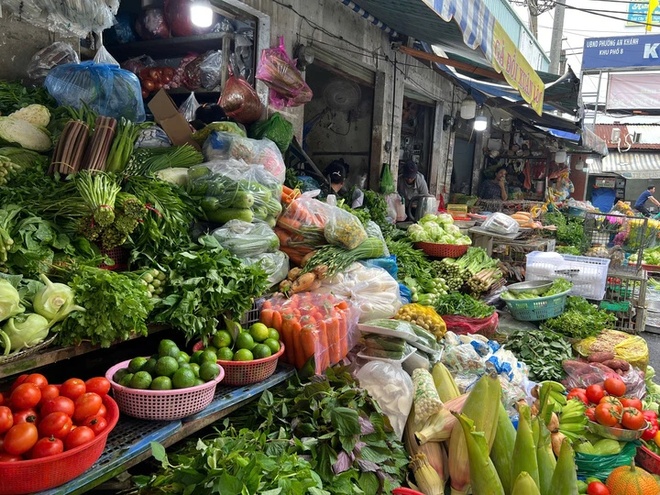 Vì sao rau mua ở chợ nhanh héo hơn rau siêu thị?