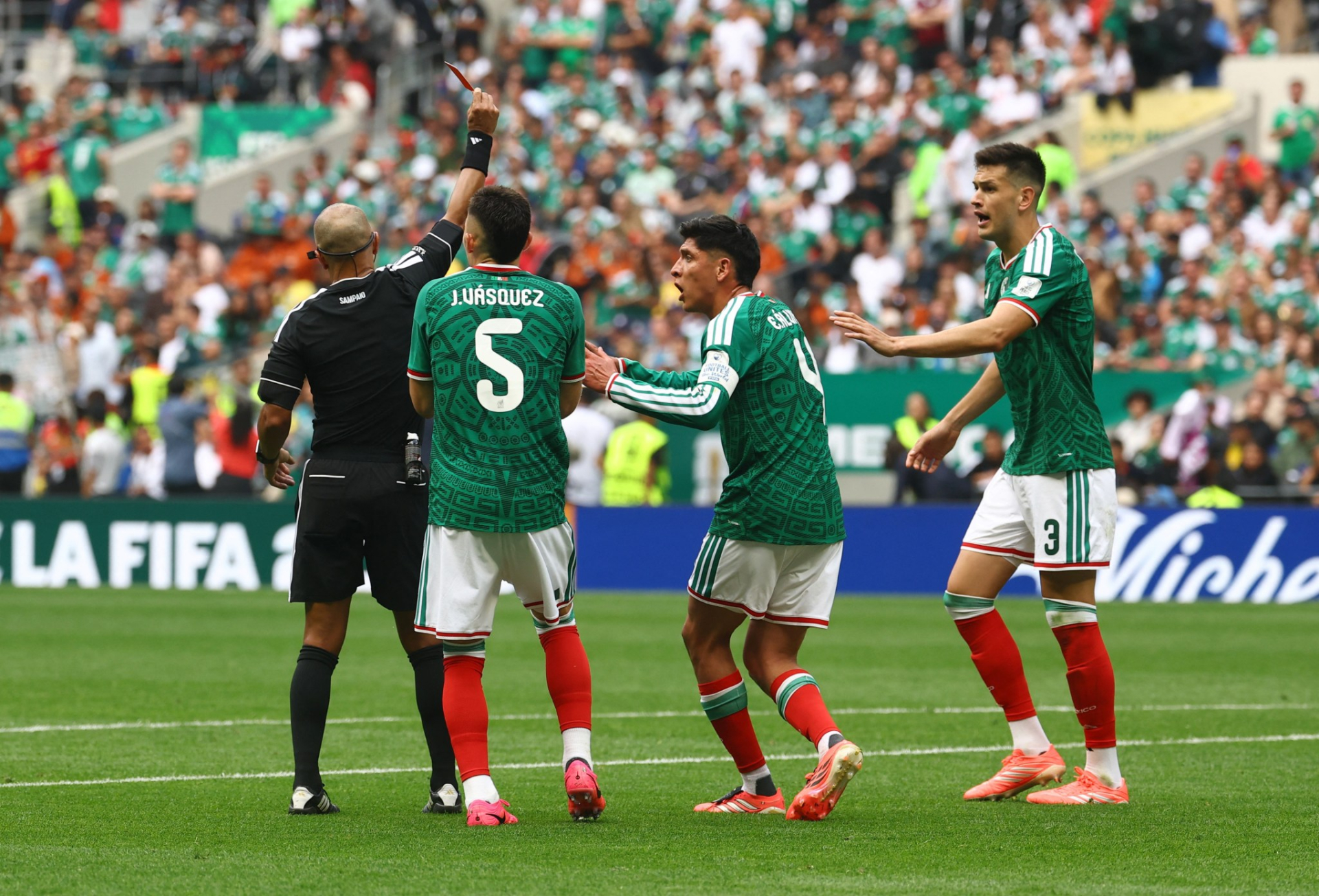 Cesar Montes nhận thẻ đỏ trong trận đấu của Mexico (Ảnh: Reuters)