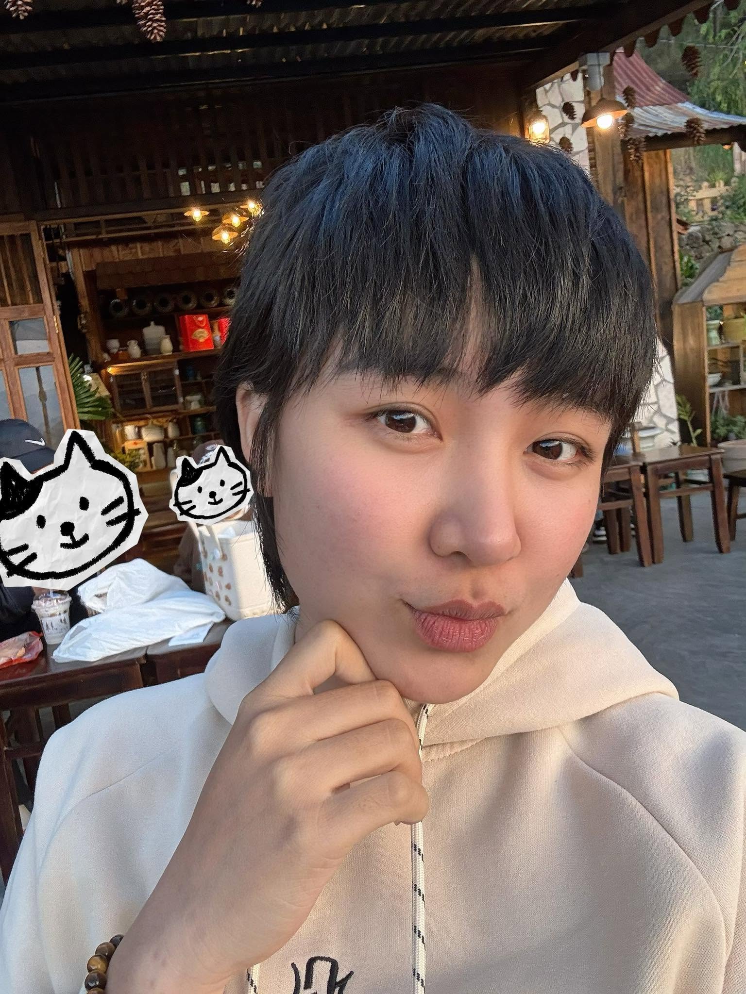 Vài tháng trước, Tú Tri gây chú ý khi cắt tóc ngắn và thay đổi phong cách
