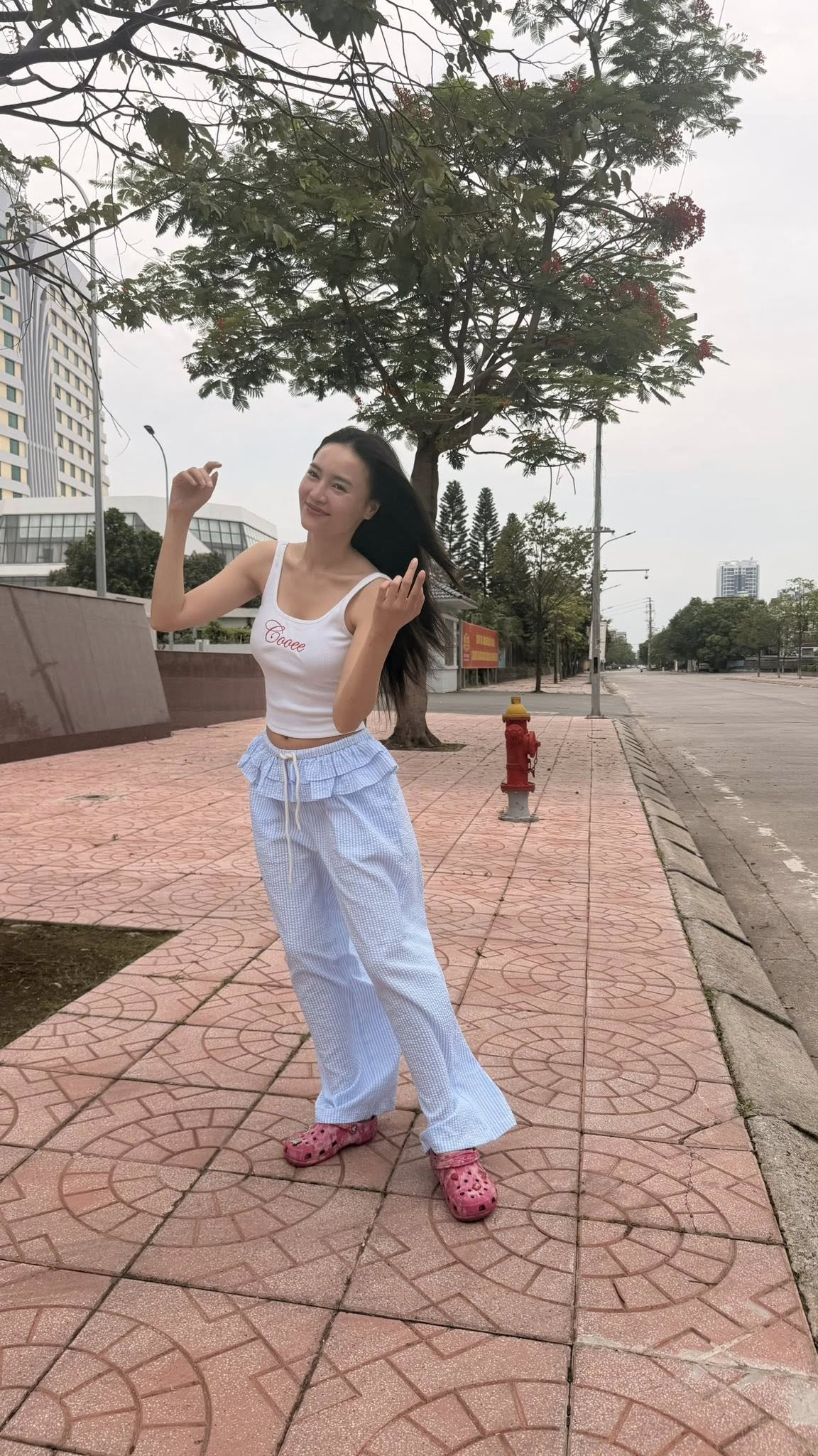 Lan Ngọc tự tin khoe mặt mộc, phong cách giản dị xuống phố
