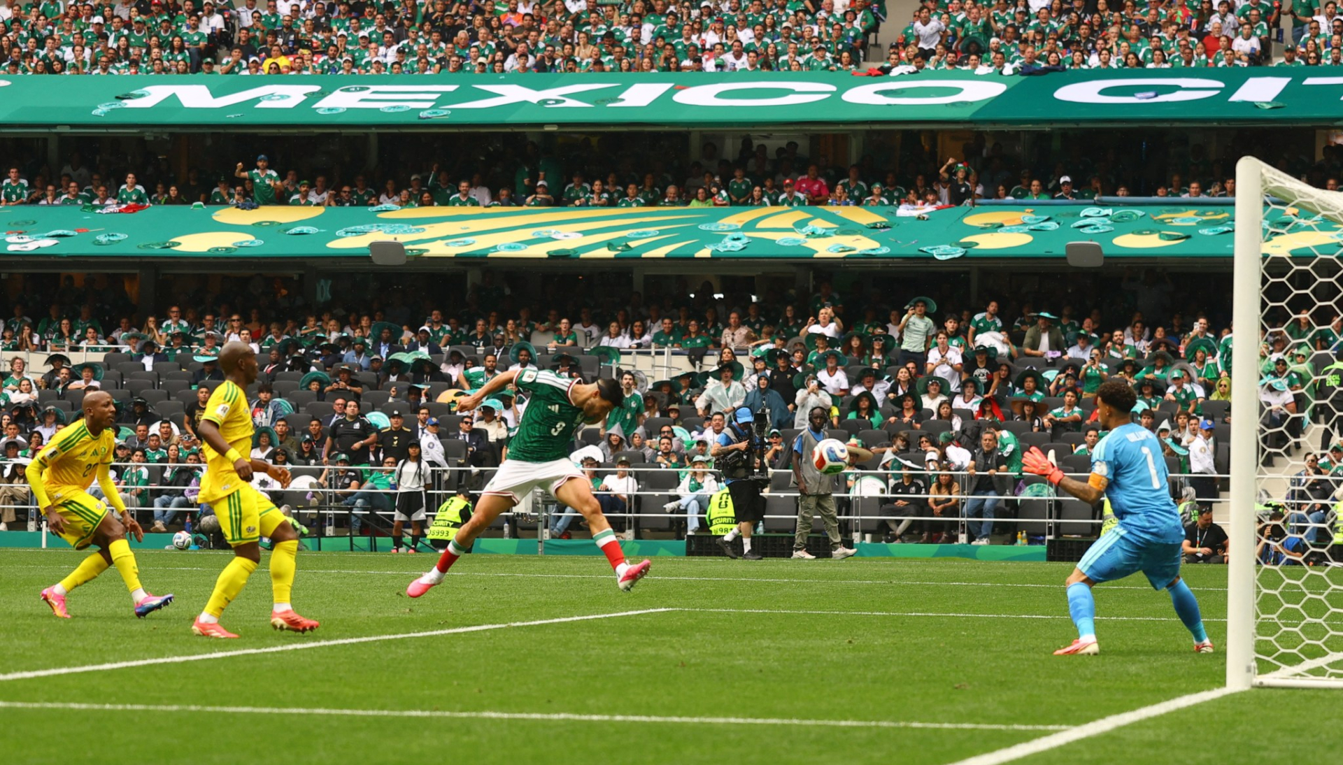 Bàn thắng bằng đầu của Jimenez là bàn thắng đầu tiên của anh tại một kỳ World Cup (Ảnh: Reuters)