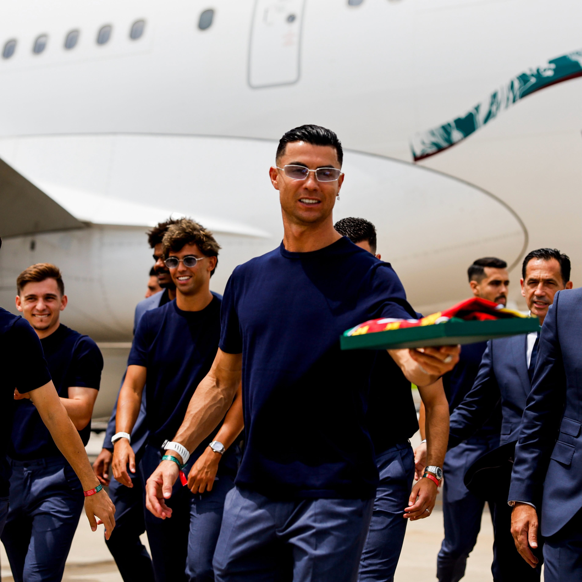 Ronaldo 41 tuổi diện vest bảnh bao, visual cực bảnh lên đường đến Mỹ, bước vào kỳ World Cup thứ 6 lịch sử