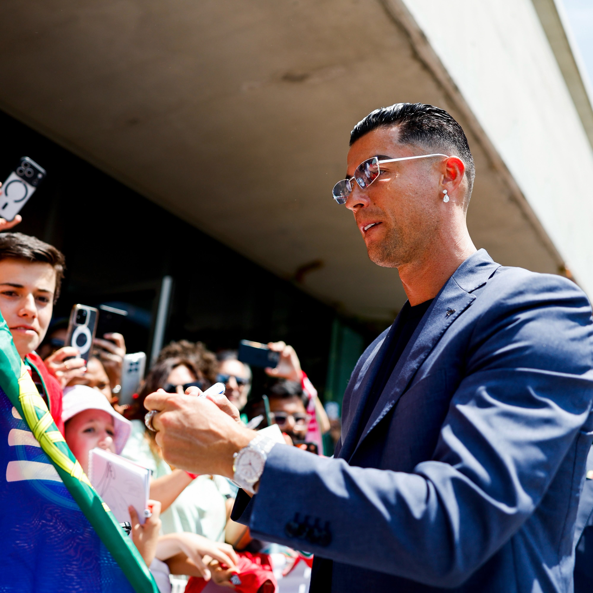 Visual cực điển trai của siêu sao Ronaldo (Ảnh: FBNV)