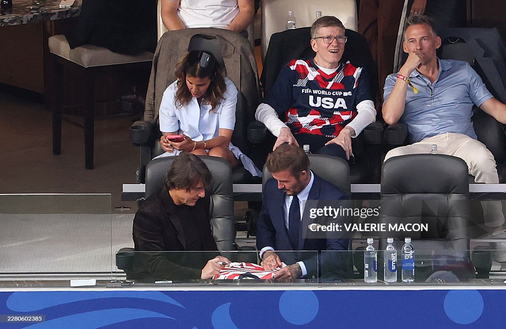 Diễn viên nổi tiếng và hiêp sĩ Beckham liên tục phải ký tặng fan hâm mộ (Ảnh: Getty)
