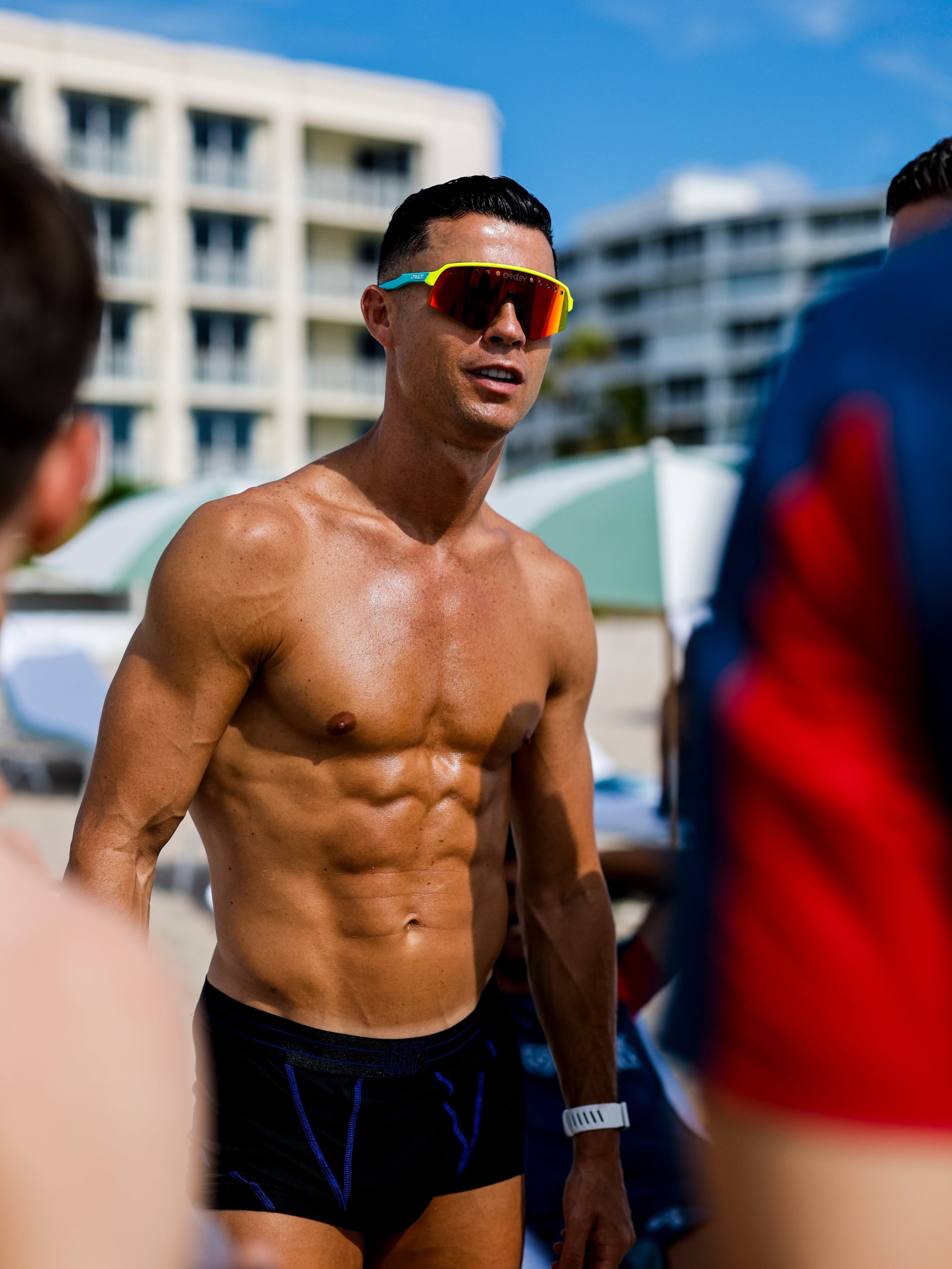 Ronaldo cởi trần khoe body 6 múi cuồn cuộn như tạc tượng tại World Cup