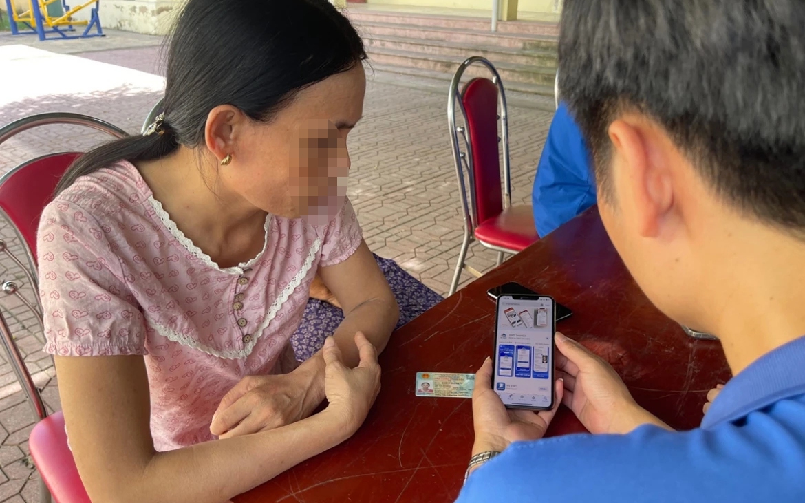   Từ ngày 15/6, thuê bao di động đổi điện thoại sẽ phải xác thực lại sinh trắc học khuôn mặt theo quy định mới. (Ảnh minh hoạ)  