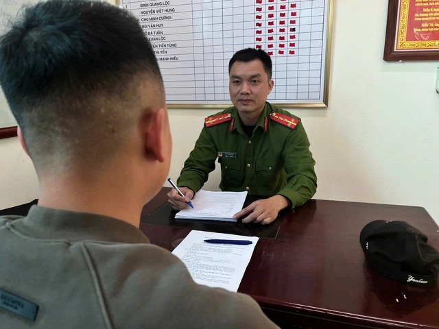 Các chiến sĩ công an kịp thời ngăn chặn anh N.M.T nộp tiền vào các trang web lừa đảo (Ảnh: Công an Hưng Yên).