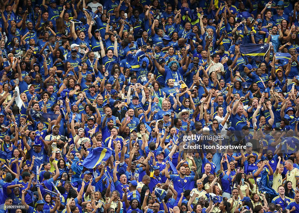 Hành trình đến với World Cup của họ vô cùng gian khó. Không có học viện triệu đô, các cầu thủ Curacao từng phải tập chân trần trên bãi biển và di chuyển bằng chiếc xe buýt cũ kỹ không có cửa kính. Trước giờ bóng lăn, HLV Dick Advocaat chiến lược gia lớn tuổi nhất giải đấu đã bật khóc vì xúc động khi nghe bài quốc ca của Curacao vang lên (Ảnh: Getty)