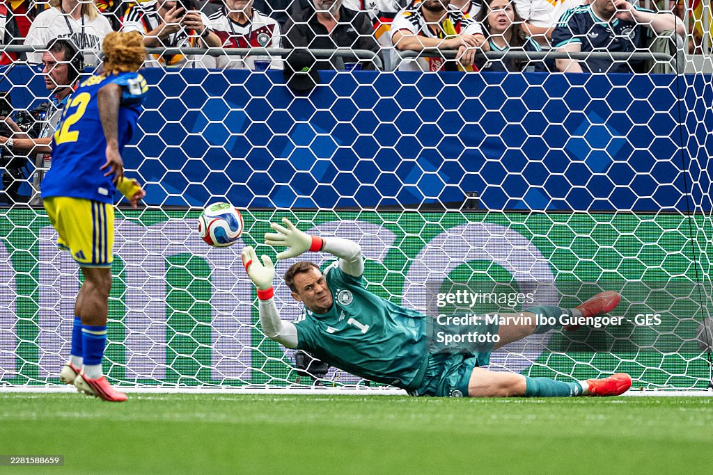 Neuer bị đánh bại (Ảnh: Getty)