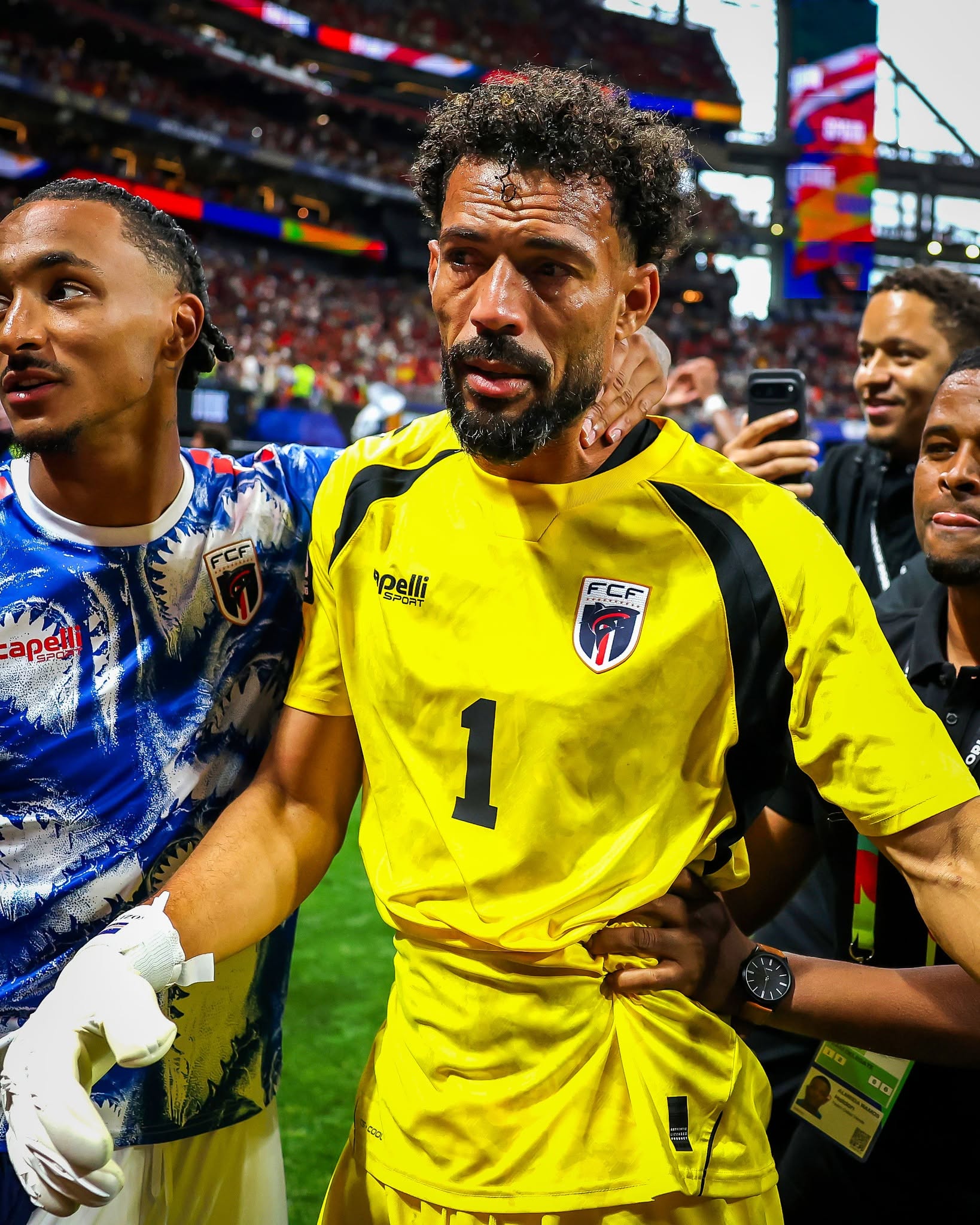 Vozinha bật khóc xúc động sau trận đấu (Ảnh: BR Football)
