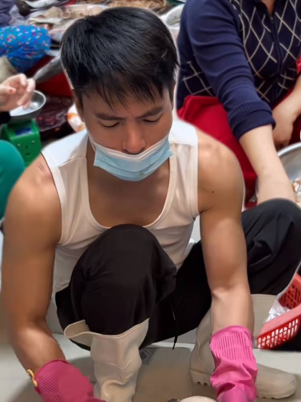 Võ Tấn Phát làm tiểu thương chợ cá cũng chuyên nghiệp như ai