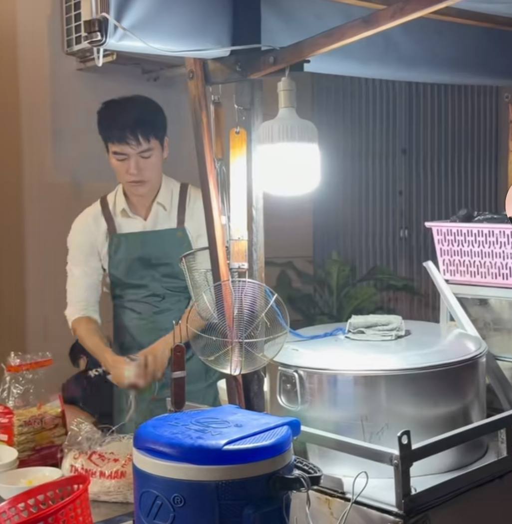 Tối đến lại thấy Võ Tấn Phát bên xe hủ tiếu gõ