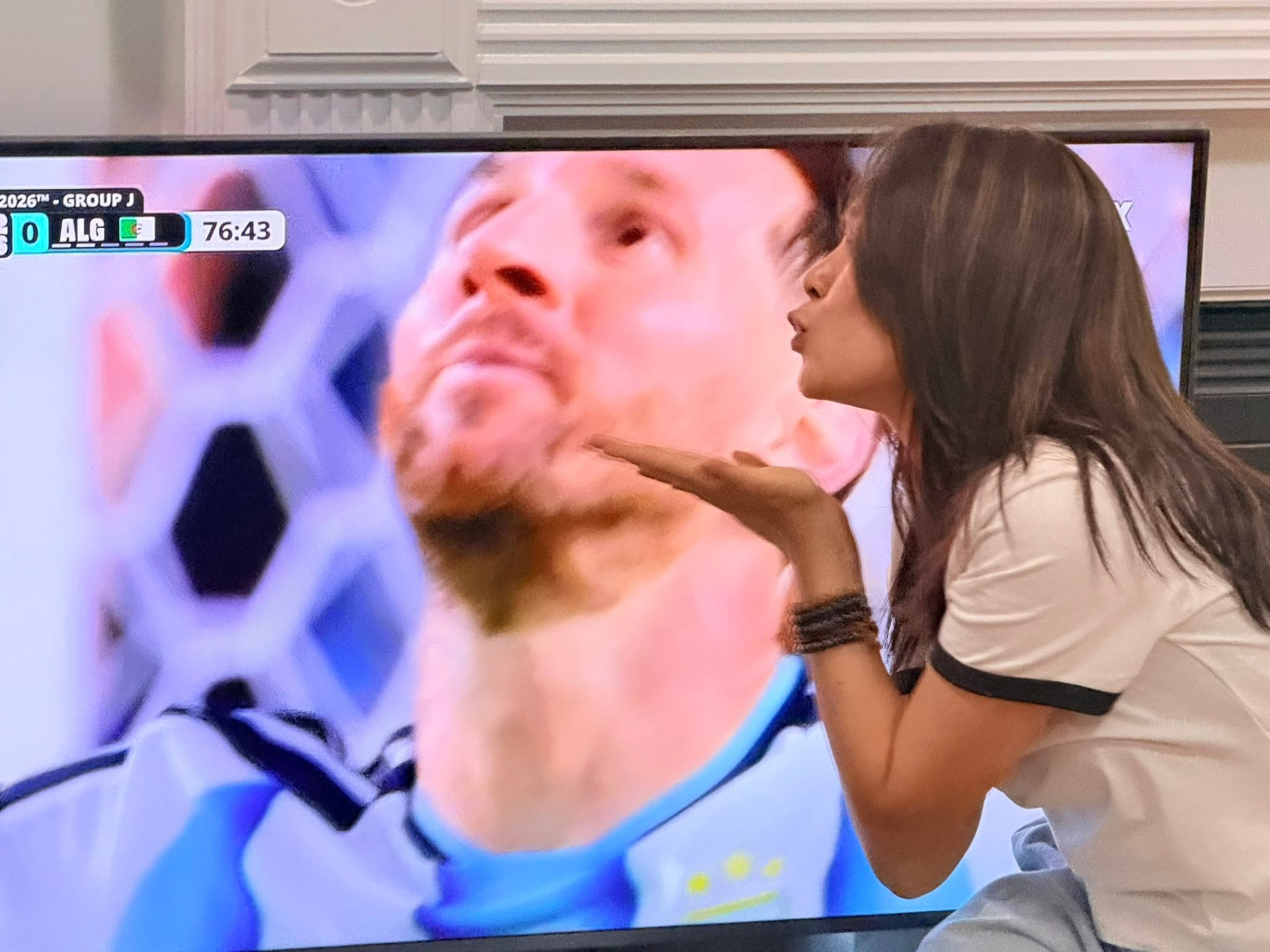 Mỹ Tâm ăn mừng trước bàn thắng thứ 3 của Messi trong trận đấu ra quân