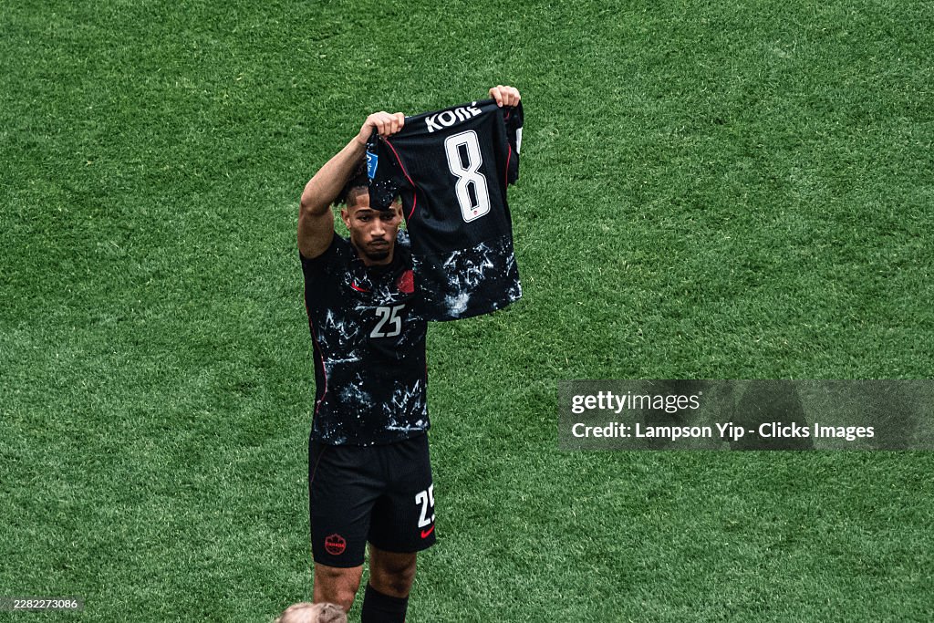 Đồng đội sau đó đã giơ số áo của Kone lên ăn mừng khi ghi bàn (Ảnh: Getty)