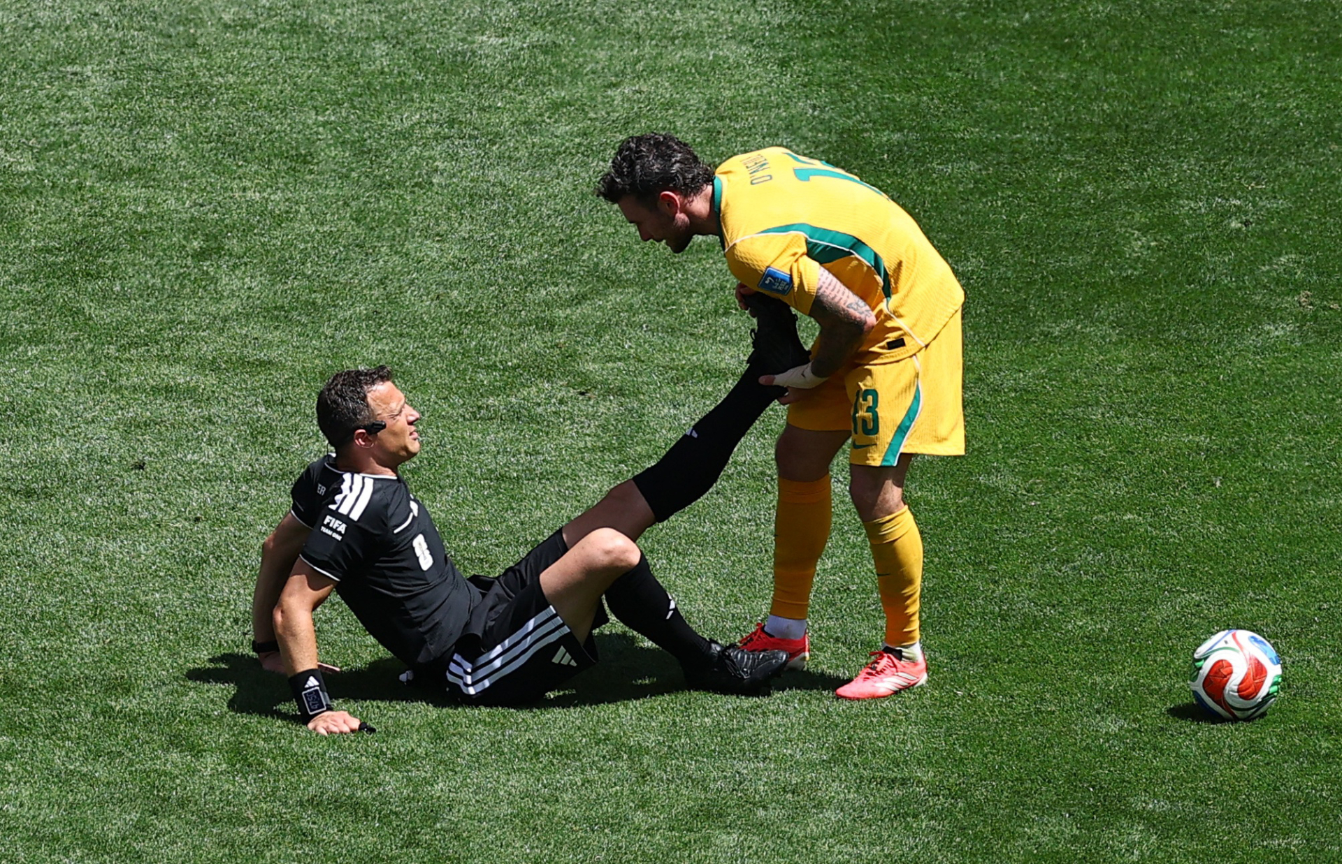 Trọng tài Felix Zwayer bị chuột rút (Ảnh: Reuters)