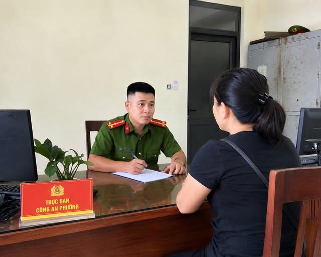 Công an phường Thủy Xuân, thành phố Huế tiếp nhận trình báo của nạn nhân