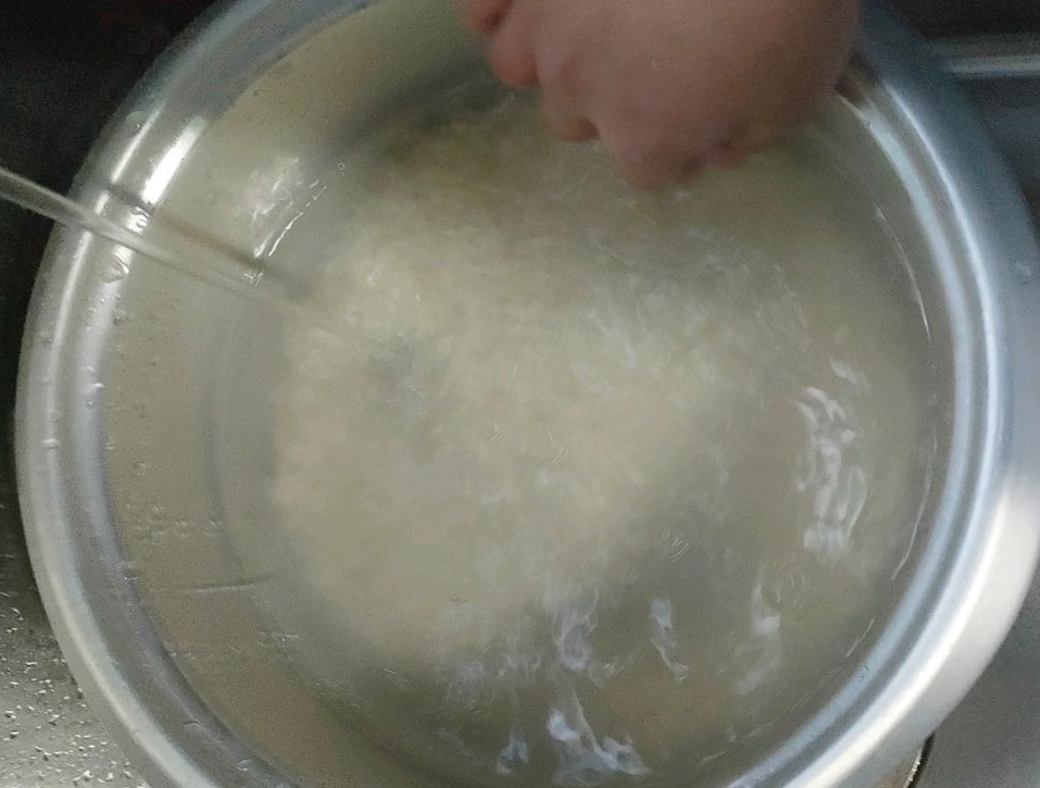 Không nên vo gạo bằng ruột nồi cơm điện 