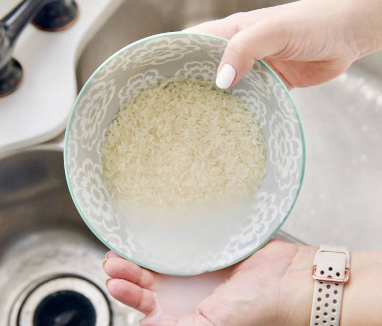 Nên vo gạo nhưng đừng vo quá kỹ, tới mức nước trong vắt mới thôi