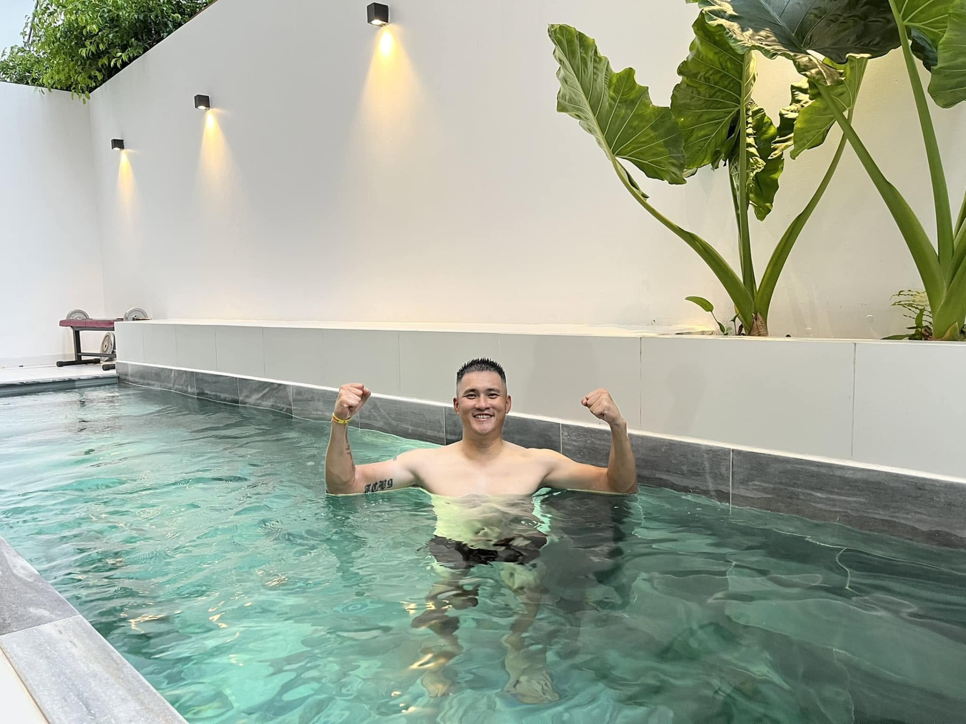 Một góc hồ bơi bên trong cơ ngơi tiền tỷ của vợ chồng Công Vinh