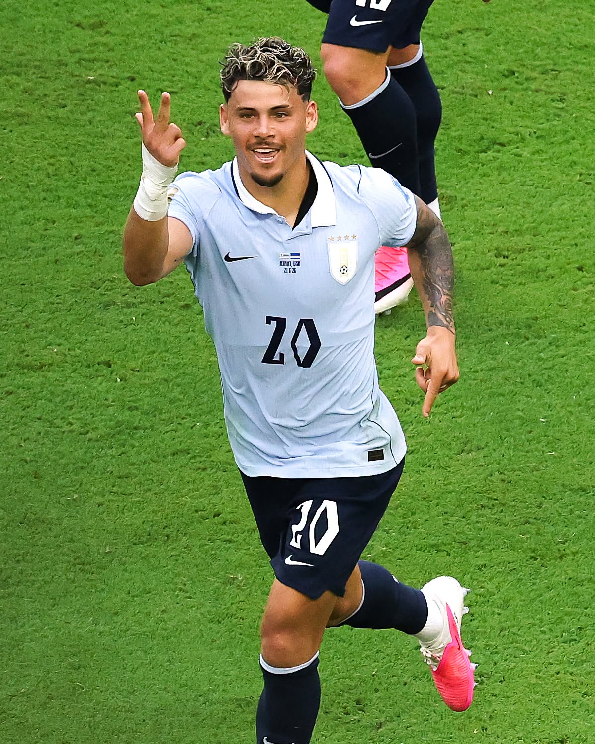 Uruguay ngược dòng 2-1 trong hiệp 1 (Ảnh: BR Football)