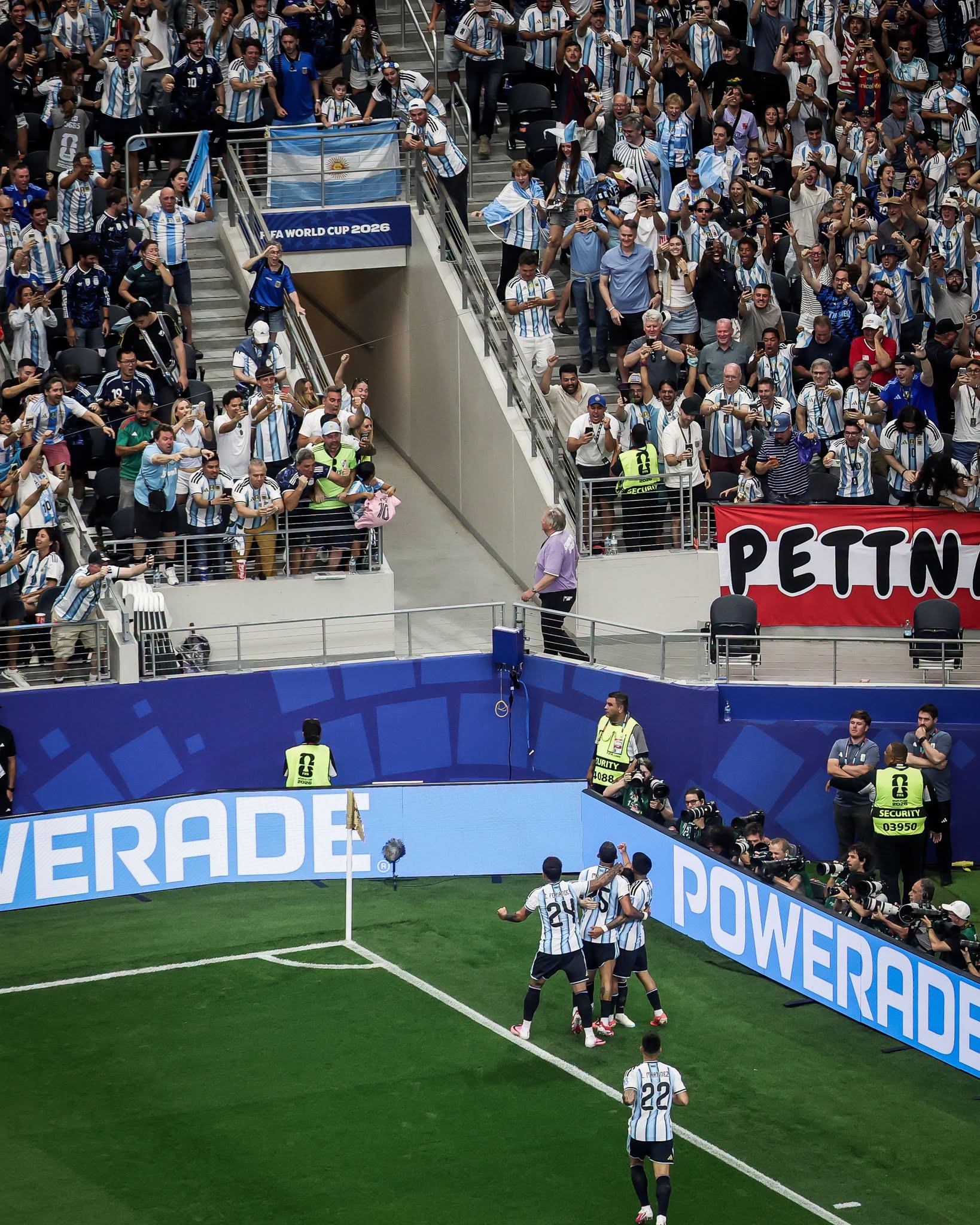 Cú penalty hỏng ăn đẹp nhất của Messi