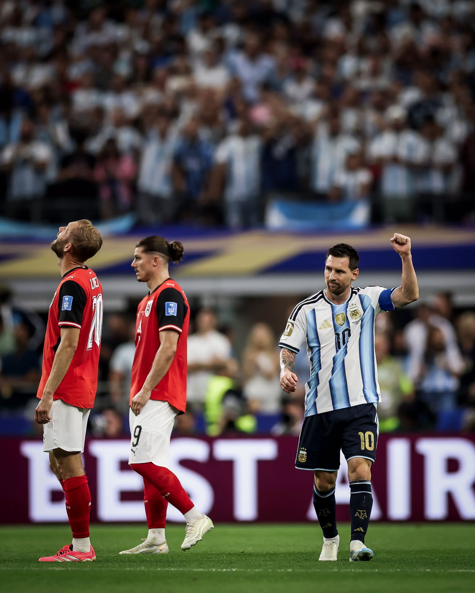 Cú penalty hỏng ăn đẹp nhất của Messi