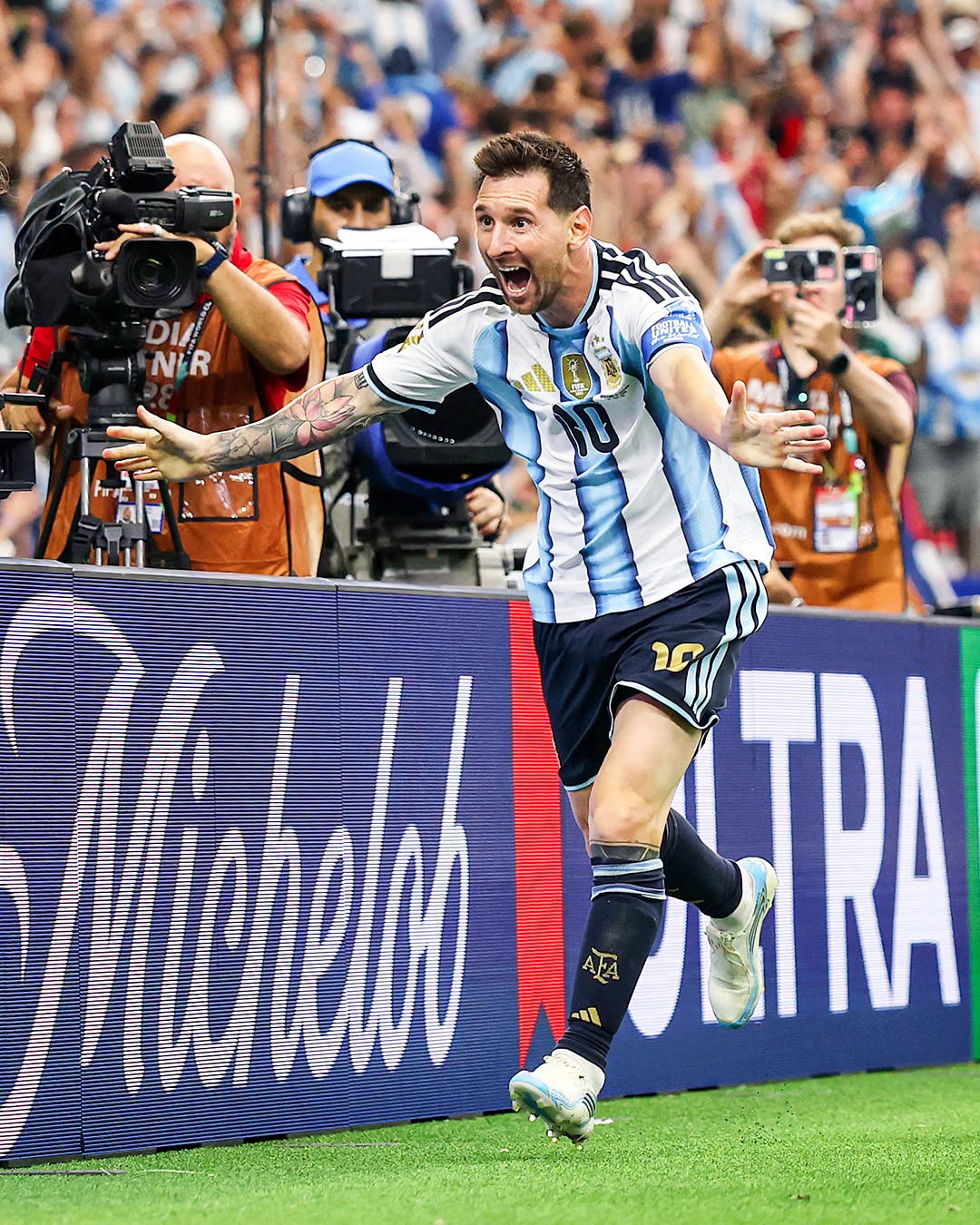 Cú penalty hỏng ăn đẹp nhất của Messi