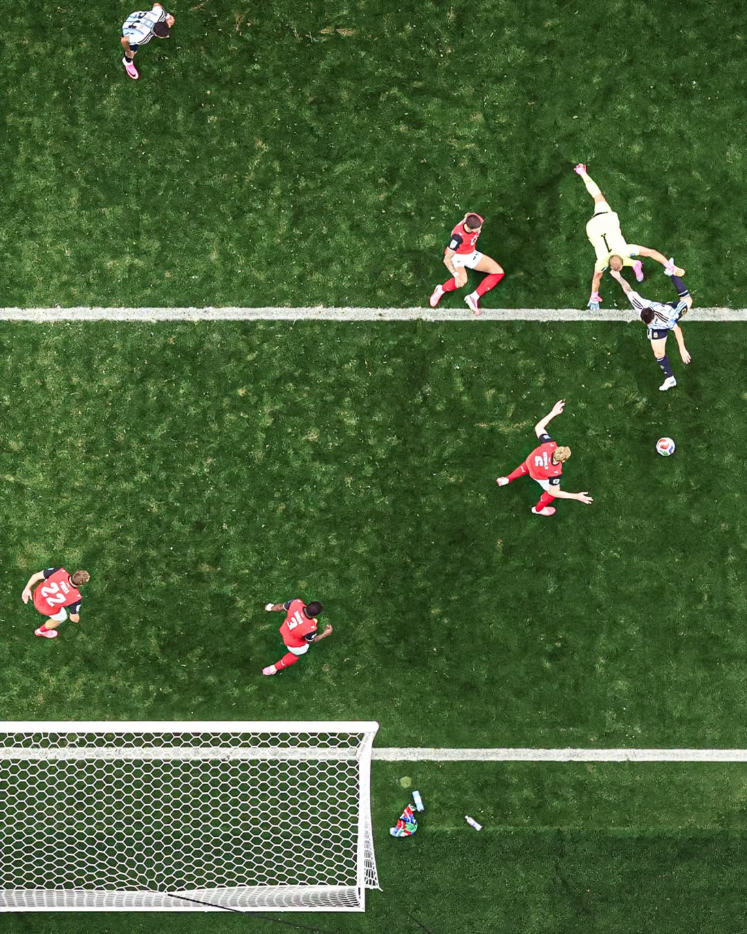 Cú penalty hỏng ăn đẹp nhất của Messi