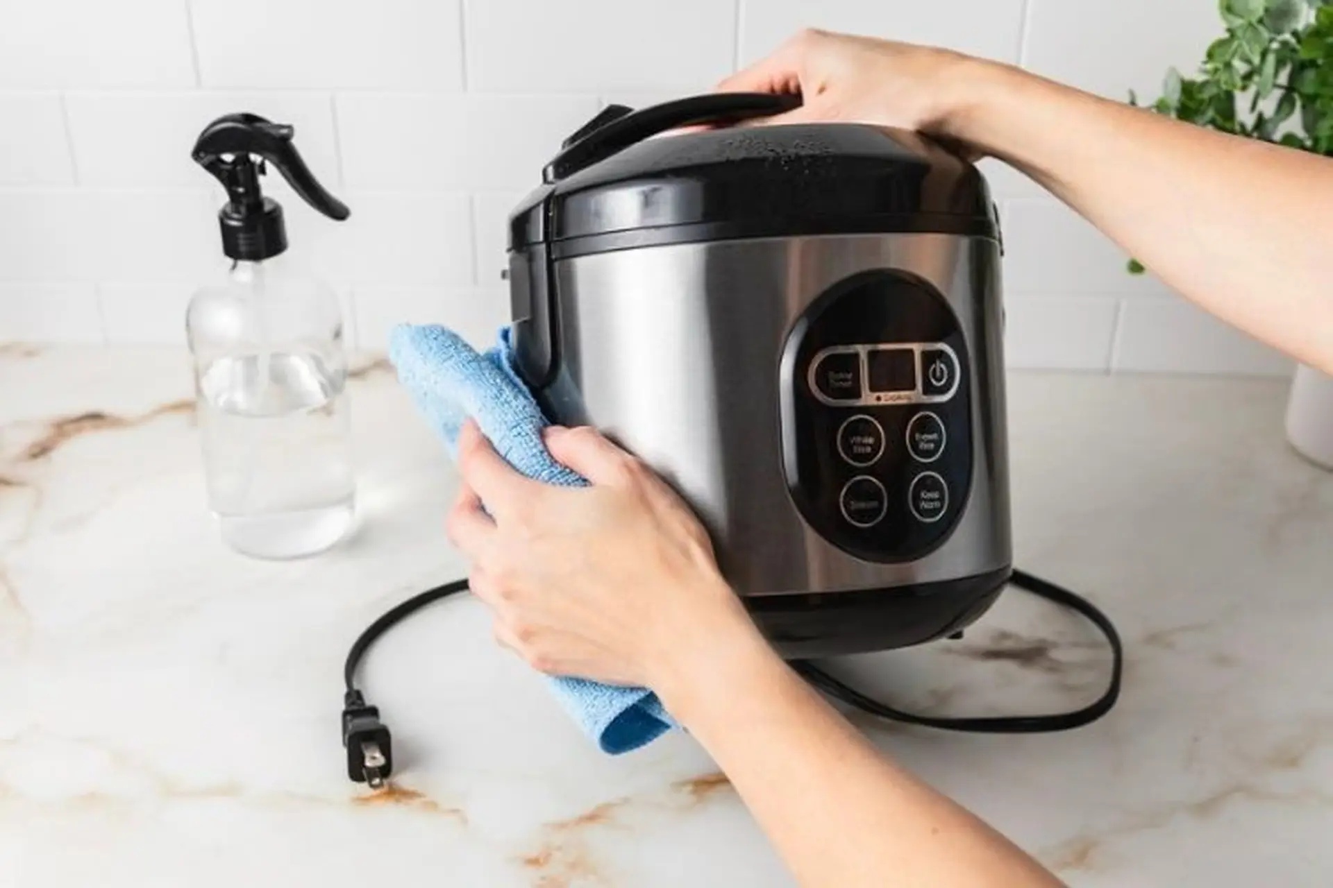 Vì sao dây nguồn của nồi cơm điện có thể rút ra rút vào, các thiết bị khác thì không?