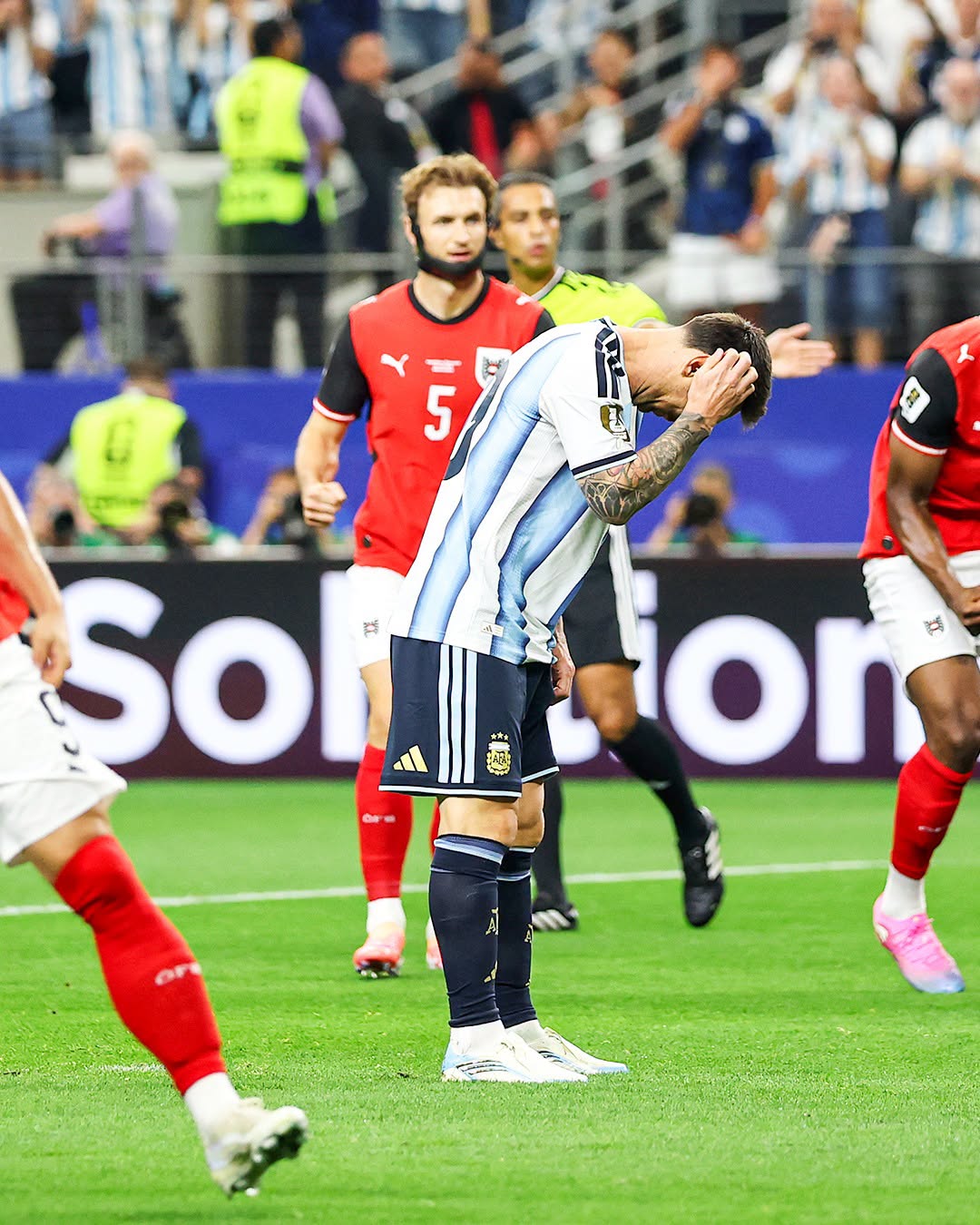 Cú penalty hỏng ăn đẹp nhất của Messi