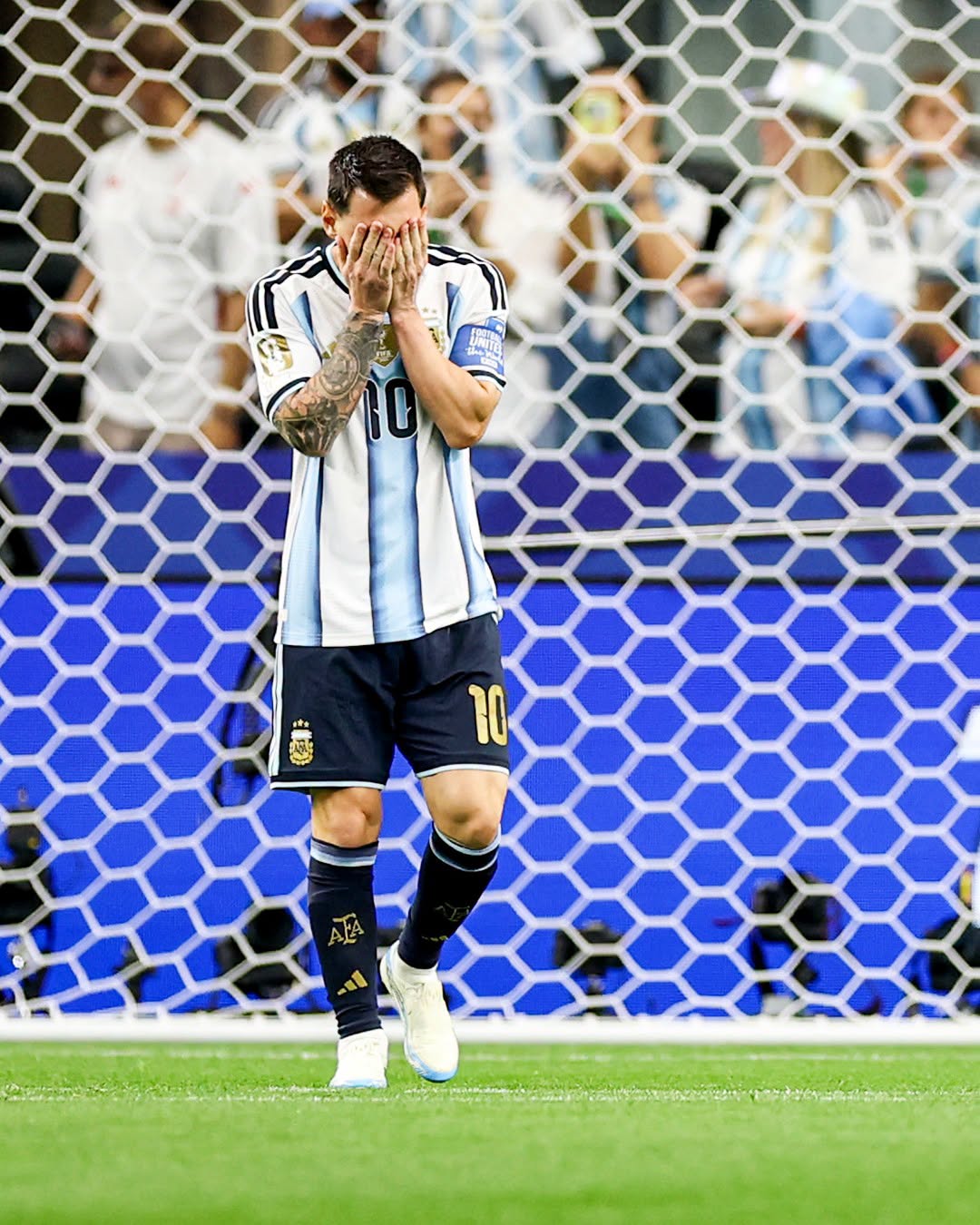 Cú penalty hỏng ăn đẹp nhất của Messi
