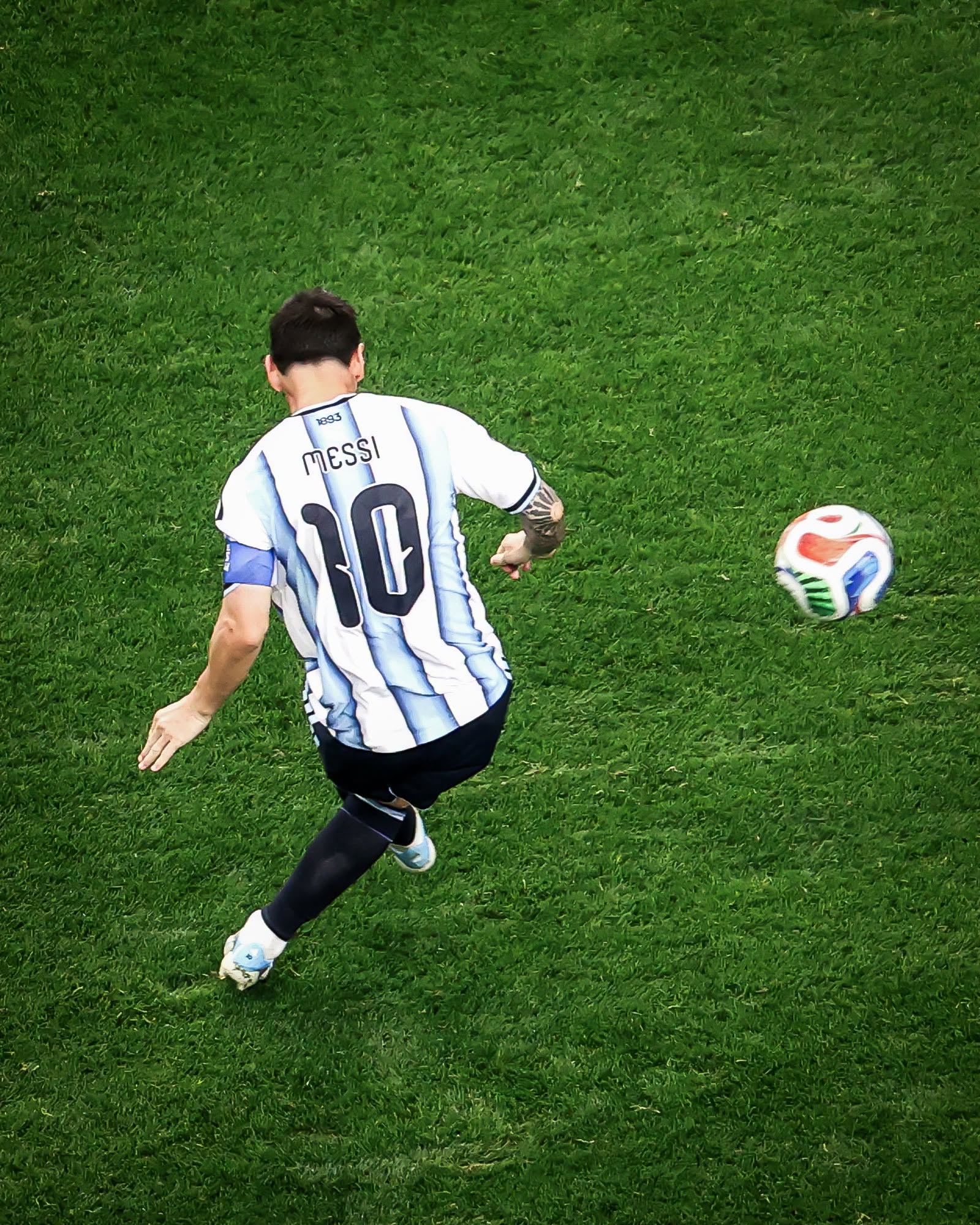 Cú penalty hỏng ăn đẹp nhất của Messi