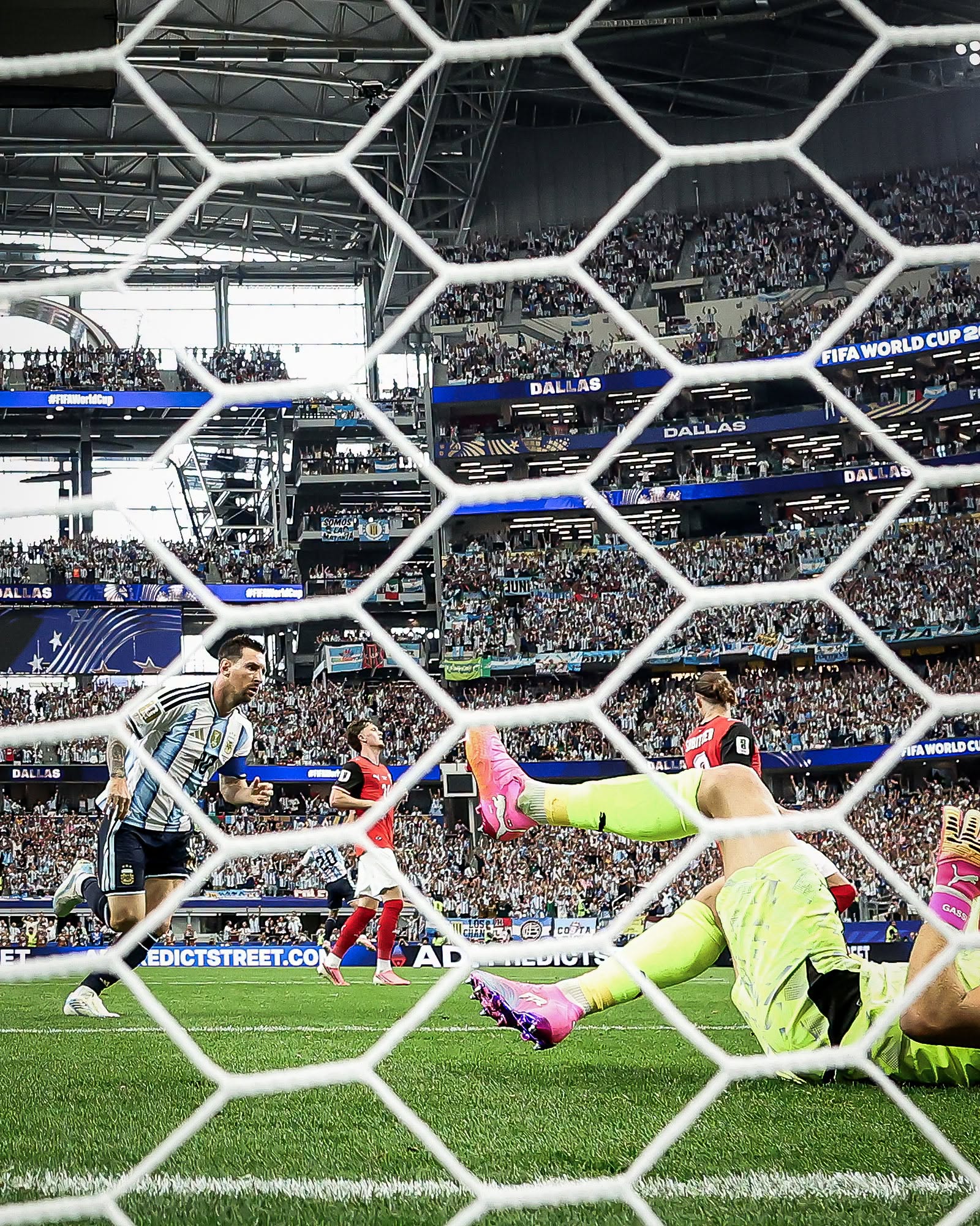 Cú penalty hỏng ăn đẹp nhất của Messi
