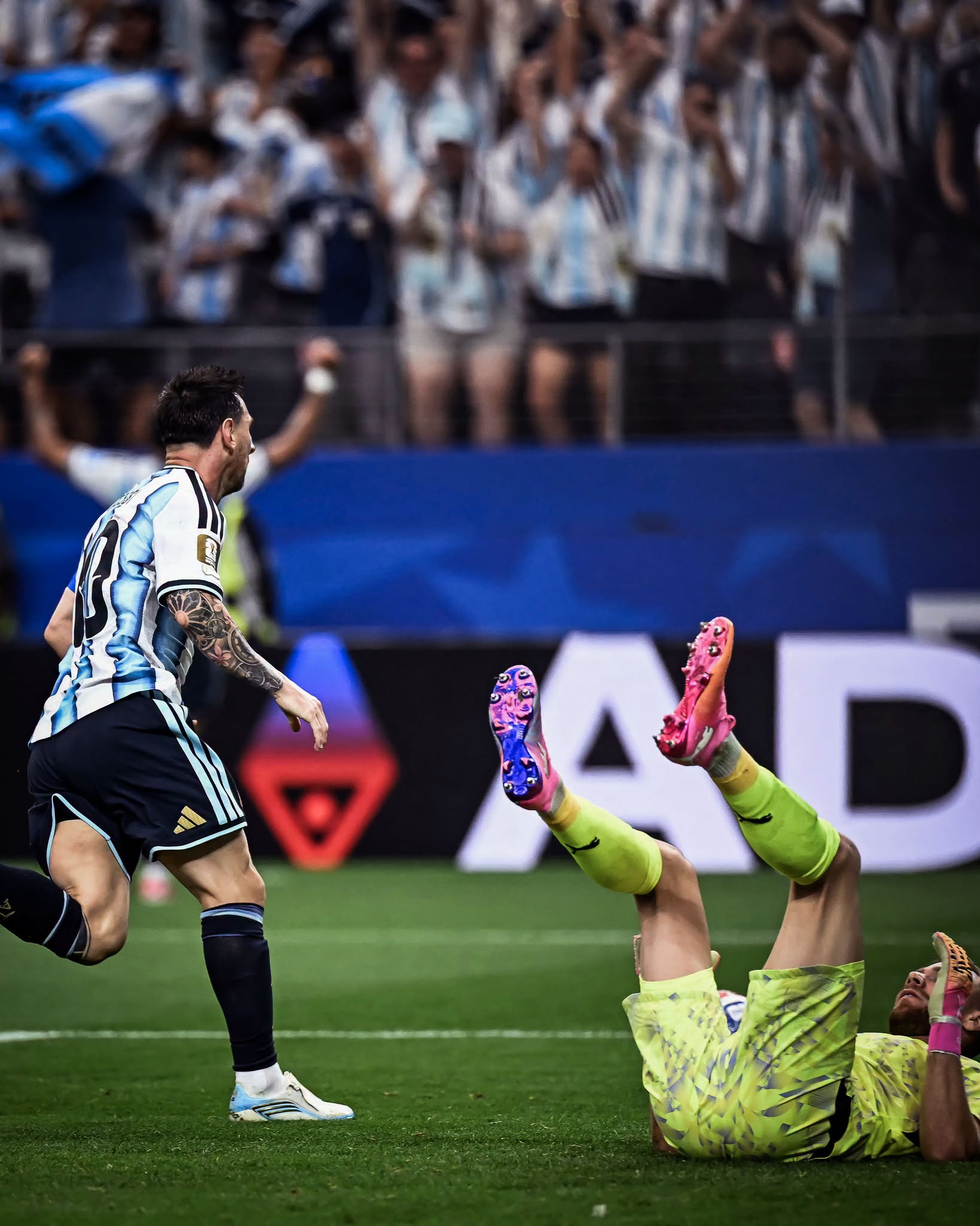 Cú penalty hỏng ăn đẹp nhất của Messi
