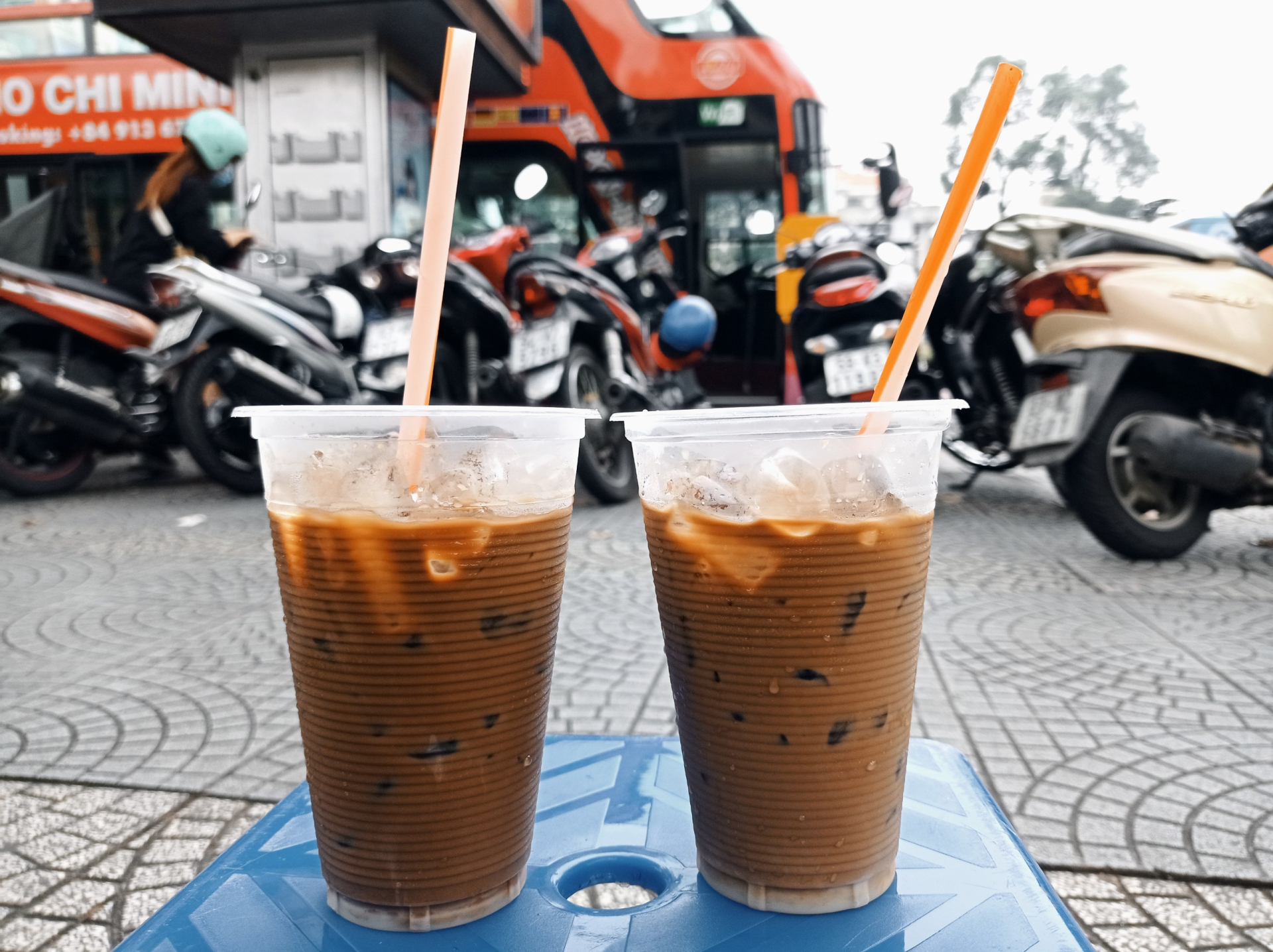 Ly cafe lề đường vội vã có thể nhanh, tiện nhưng không phải dành cho những cánh mày râu có gu