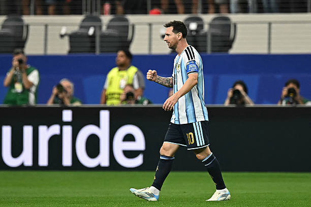 Messi ghi bàn cho Argentina 1-0 Áo (Ảnh: Getty)