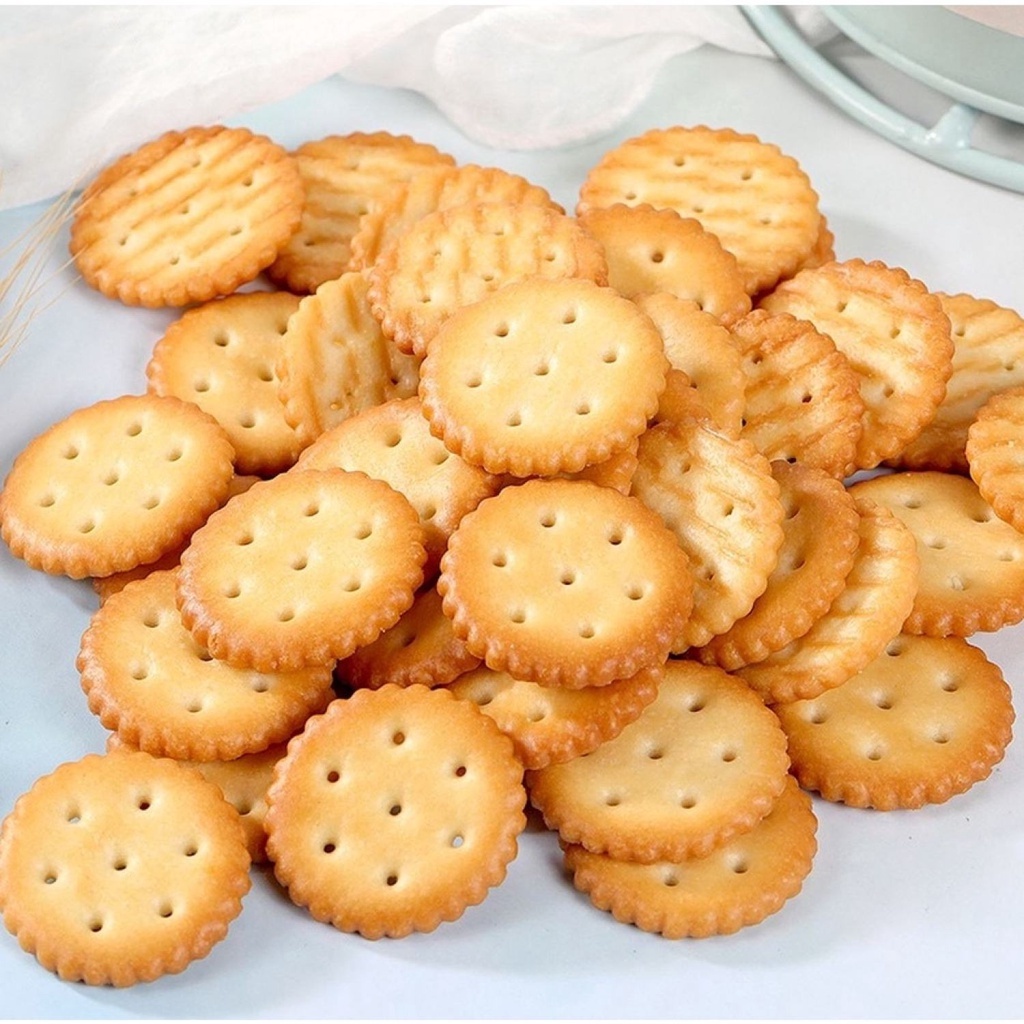 Vì sao bánh quy luôn có nhiều lỗ tròn nhỏ trên mặt?