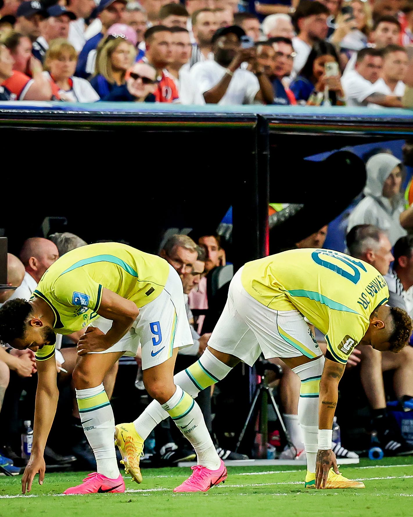 Khoảnh khắc cả khán đài và MXH thế giới bùng nổ vì Neymar (Ảnh: BR Football)